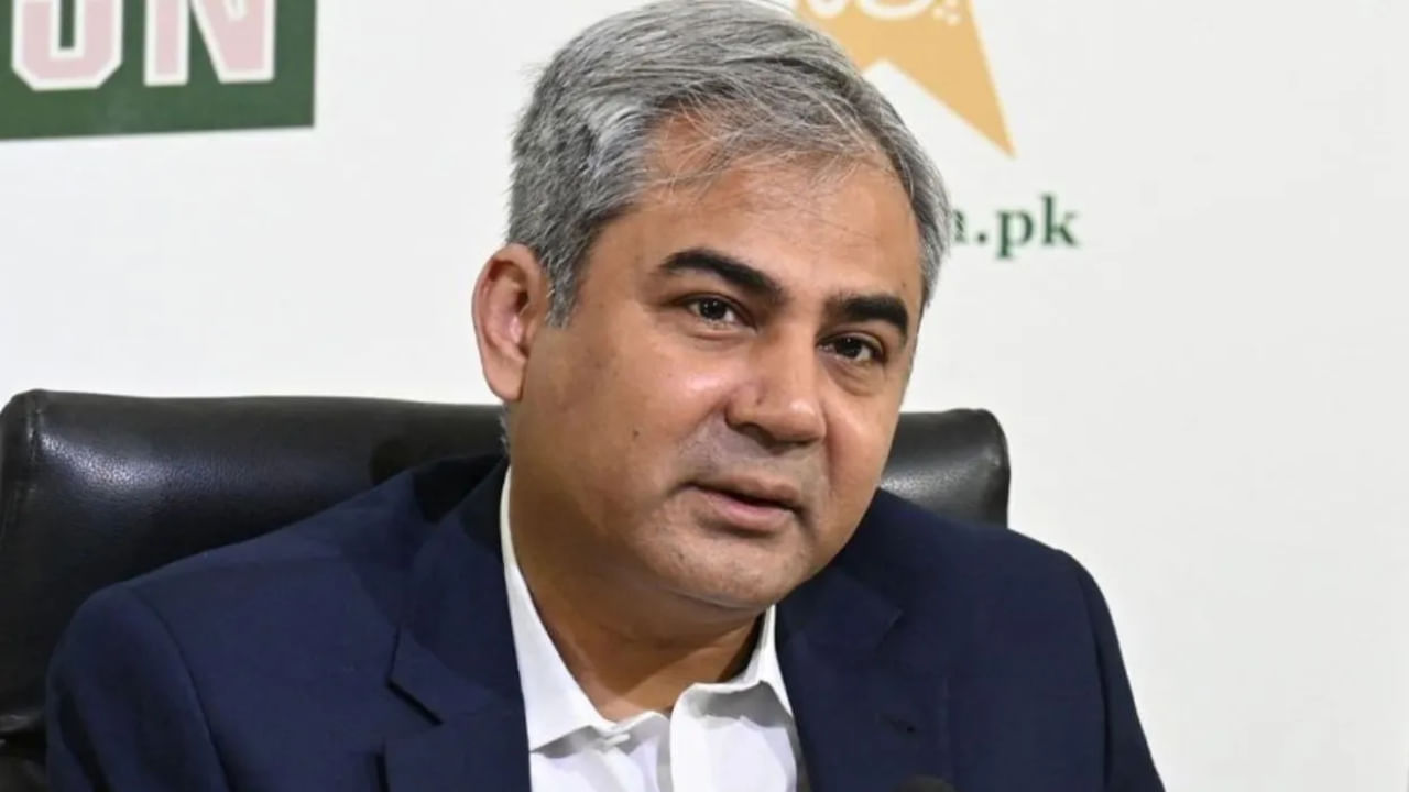 ಪಿಟಿಐ ವರದಿಗಳ ಪ್ರಕಾರ, ಏಷ್ಯಾಕಪ್ ಫೈನಲ್ ನಂತರ ಎಸಿಸಿ ಅಧ್ಯಕ್ಷ ಮೊಹ್ಸಿನ್ ನಖ್ವಿ ನಡೆದುಕೊಂಡ ರೀತಿಯನ್ನು ಐಸಿಸಿಯೊಂದಿಗೆ ಪ್ರಸ್ತಾಪಿಸಲು ಬಿಸಿಸಿಐ ಯೋಜಿಸುತ್ತಿದೆ. ಈ ಮೂಲಕ ಐಸಿಸಿ ನಿರ್ದೇಶಕ ಸ್ಥಾನದಿಂದ ಅವರನ್ನು ವಜಾಗೊಳಿಸಲು ಬಿಸಿಸಿಐ, ಐಸಿಸಿಗೆ ಮನವಿ ಮಾಡಲಿದೆ ಎಂದು ವರದಿಯಾಗಿದೆ. ಇದೀಗ ಮೊಹ್ಸಿನ್ ನಖ್ವಿ ವಿರುದ್ಧ ಐಸಿಸಿ ಯಾವ ಕ್ರಮ ಕೈಗೊಳ್ಳಲಾಗುತ್ತದೆ ಎಂಬುದನ್ನು ಕಾದು ನೋಡಬೇಕಾಗಿದೆ. 