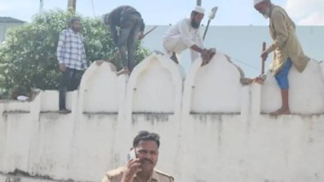 Video: ಸಂಭಾಲ್ನಲ್ಲಿ ಅಕ್ರಮವಾಗಿ ನಿರ್ಮಿಸಲಾಗಿದ್ದ ಮಸೀದಿಯನ್ನು ಕೆಡವಿದ ಮುಸ್ಲಿಮರು Video: ಸಂಭಾಲ್ನಲ್ಲಿ ಅಕ್ರಮವಾಗಿ ನಿರ್ಮಿಸಲಾಗಿದ್ದ ಮಸೀದಿಯನ್ನು ಕೆಡವಿದ ಮುಸ್ಲಿಮರು