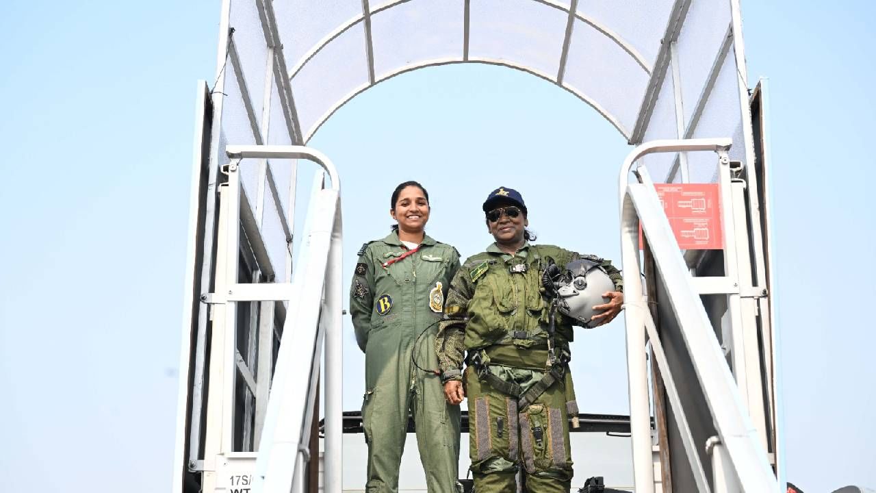 ರಫೇಲ್ ಯುದ್ಧ ವಿಮಾನ ಹಾರಿಸಿದ್ದ ಮೊದಲ ಮಹಿಳಾ ಪೈಲಟ್ ಶಿವಾಂಗಿಯನ್ನು ಭೇಟಿಯಾದ ದ್ರೌಪದಿ ಮುರ್ಮು ರಫೇಲ್ ಯುದ್ಧ ವಿಮಾನ ಹಾರಿಸಿದ್ದ ಮೊದಲ ಮಹಿಳಾ ಪೈಲಟ್ ಶಿವಾಂಗಿಯನ್ನು ಭೇಟಿಯಾದ ದ್ರೌಪದಿ ಮುರ್ಮು