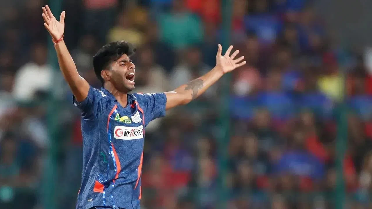 2024 ರಲ್ಲಿ ನಾಲ್ಕು ಪಂದ್ಯಗಳಲ್ಲಿ ಮಾತ್ರ ಕಣಕ್ಕಿಳಿದಿದ್ದ ಮಯಾಂಕ್ ಯಾದವ್ ತನ್ನ ಬೆಂಕಿಯುಂಡೆಯಂತಹ ಎಸೆತಗಳಿಂದ ಗಮನ ಸೆಳೆದಿದ್ದರು. ಅಲ್ಲದೆ ನಾಲ್ಕು ಮ್ಯಾಚ್​ಗಳಲ್ಲಿ 7 ವಿಕೆಟ್ ಕಬಳಿಸಿ ಲಕ್ನೋ ಸೂಪರ್ ಜೈಂಟ್ಸ್ ತಂಡದ ಗೆಲುವಿನಲ್ಲಿ ಪ್ರಮುಖ ಪಾತ್ರವಹಿಸಿದ್ದರು.