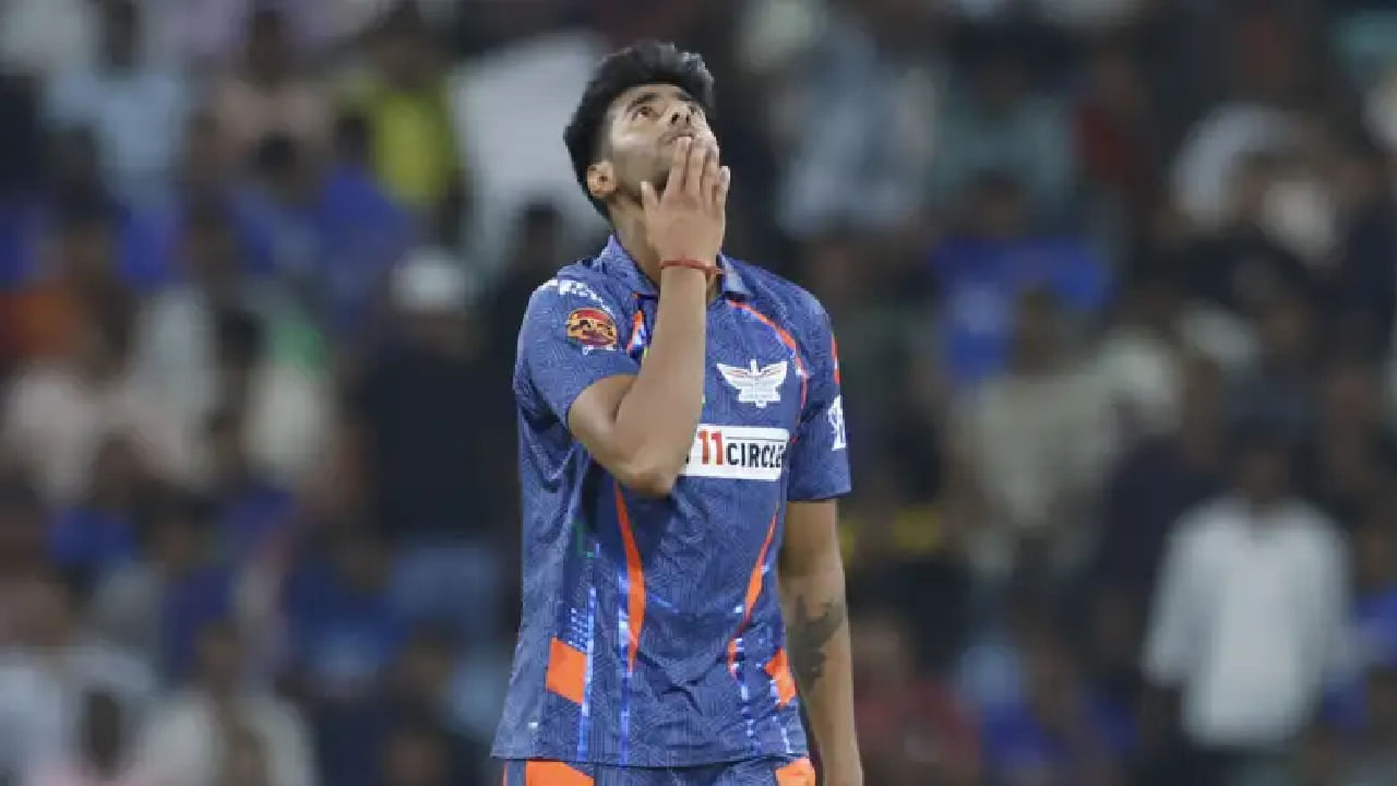 ಐಪಿಎಲ್ 2025 ರಲ್ಲಿ 2 ಪಂದ್ಯಗಳಲ್ಲಿ 8 ಓವರ್​ ಎಸೆದಿದ್ದ ಮಯಾಂಕ್ ಯಾದವ್ ನೀಡಿದ್ದು ಬರೋಬ್ಬರಿ 100 ರನ್​ಗಳು. ಅಲ್ಲದೆ ಕೇವಲ 2 ವಿಕೆಟ್ ಪಡೆಯಲಷ್ಟೇ ಶಕ್ತರಾಗಿದ್ದರು. ಇದೇ ಕಾರಣದಿಂದಾಗಿ ಇದೀಗ ಮಯಾಂಕ್ ಯಾದವ್ ಅವರನ್ನು ಬಿಡುಗಡೆ ಮಾಡಲು ಲಕ್ನೋ ಸೂಪರ್ ಜೈಂಟ್ಸ್ ಫ್ರಾಂಚೈಸಿ ನಿರ್ಧರಿಸಿದೆ.