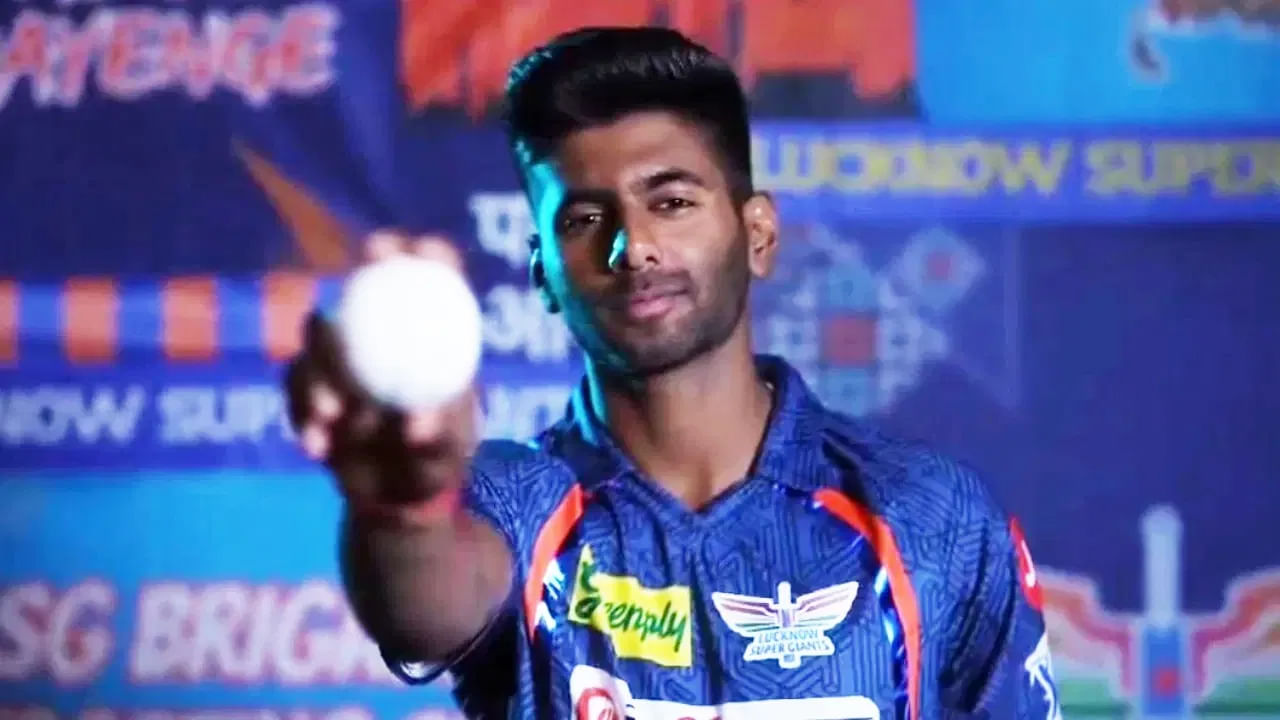 ಲಕ್ನೋ ಸೂಪರ್ ಜೈಂಟ್ಸ್ ಮೂಲಗಳ ಮಾಹಿತಿ ಪ್ರಕಾರ, ಐಪಿಎಲ್ ಮಿನಿ ಹರಾಜಿಗೂ ಮುನ್ನ ತಂಡದ ಪ್ರಮುಖ ವೇಗಿ ಮಯಾಂಕ್ ಯಾದವ್ ಅವರನ್ನು ಕೈ ಬಿಡಲು ನಿರ್ಧರಿಸಲಾಗಿದೆ. 2022 ರಿಂದ ಲಕ್ನೋ ತಂಡದ ಭಾಗವಾಗಿರುವ ಮಯಾಂಕ್ ಈವರೆಗೆ ಆಡಿರುವುದು ಕೇವಲ 6 ಪಂದ್ಯಗಳನ್ನು ಮಾತ್ರ ಎಂದರೆ ನಂಬಲೇಬೇಕು.