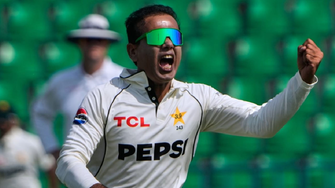 ಲಾಹೋರ್​​ನಲ್ಲಿ ನಡೆಯುತ್ತಿರುವ ಸೌತ್ ಆಫ್ರಿಕಾ ವಿರುದ್ಧದ ಮೊದಲ ಟೆಸ್ಟ್ ಪಂದ್ಯದ ಪ್ರಥಮ ಇನಿಂಗ್ಸ್​ನಲ್ಲಿ 35 ಓವರ್​​ಗಳನ್ನು ಎಸೆದ ನೊಮಾನ್ ಅಲಿ 112 ರನ್ ನೀಡಿ 6 ವಿಕೆಟ್ ಕಬಳಿಸಿ ಮಿಂಚಿದ್ದಾರೆ. ಈ ಆರು ವಿಕೆಟ್​​ಗಳೊಂದಿಗೆ ಪಾಕ್ ಸ್ಪಿನ್ನರ್ ವಿಶ್ವ ಟೆಸ್ಟ್ ಚಾಂಪಿಯನ್​​ಶಿಪ್​ನಲ್ಲಿ ಅತ್ಯಧಿಕ ಬಾರಿ 6 ವಿಕೆಟ್ ಕಬಳಿಸಿದ ಬೌಲರ್ ಎನಿಸಿಕೊಂಡಿದ್ದಾರೆ.