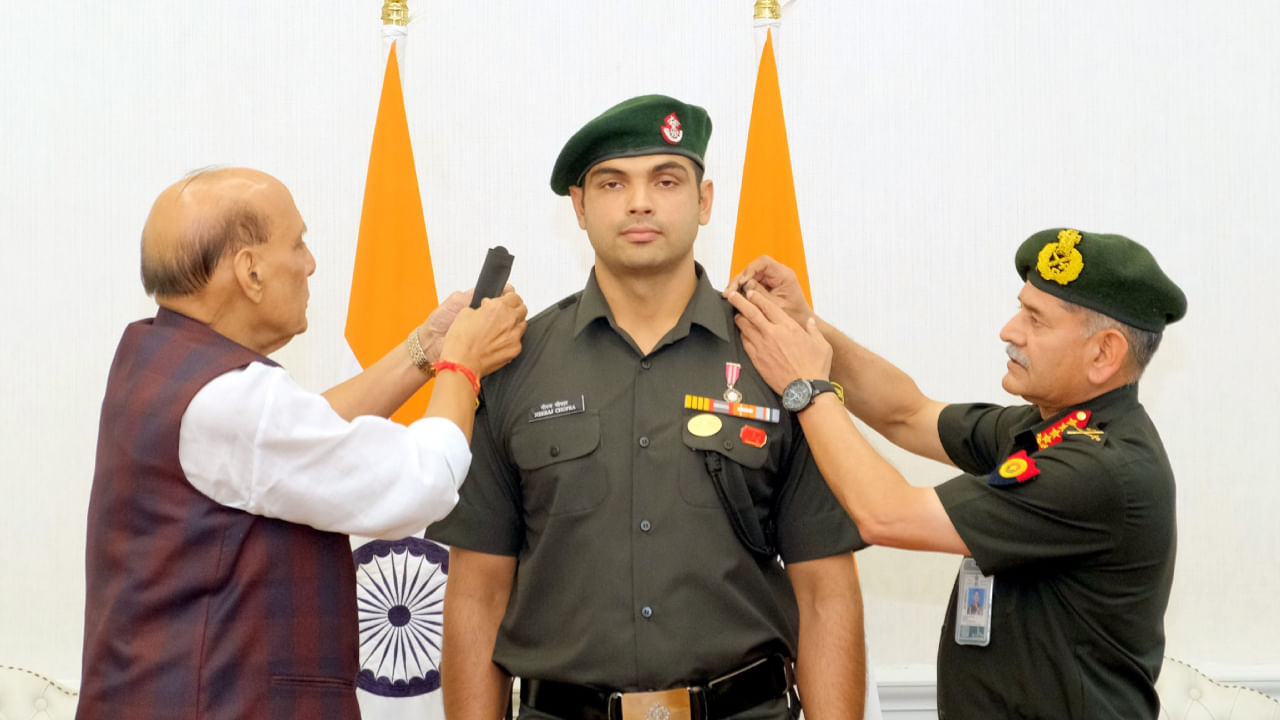 ಚಿನ್ನದ ಹುಡುಗ ನೀರಜ್ ಚೋಪ್ರಾಗೆ ಗೌರವ ಲೆಫ್ಟಿನೆಂಟ್ ಕರ್ನಲ್ ಹುದ್ದೆ ಪ್ರದಾನ ಚಿನ್ನದ ಹುಡುಗ ನೀರಜ್ ಚೋಪ್ರಾಗೆ ಗೌರವ ಲೆಫ್ಟಿನೆಂಟ್ ಕರ್ನಲ್ ಹುದ್ದೆ ಪ್ರದಾನ