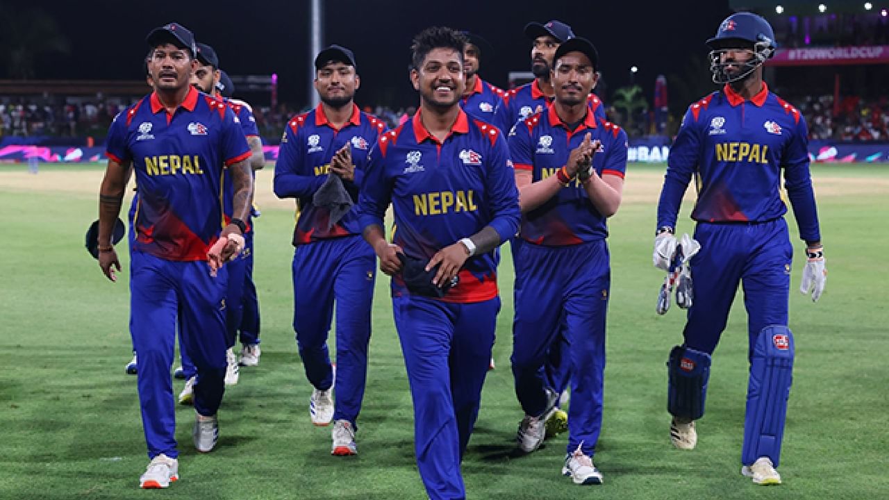 ಇದರ ಜೊತೆಗೆ ಏಷ್ಯಾ/ಪೂರ್ವ ಏಷ್ಯಾ-ಪೆಸಿಫಿಕ್ ಪ್ರಾದೇಶಿಕ ಅರ್ಹತಾ ಸುತ್ತಿನ ಮೂಲಕ ನೇಪಾಳ, ಯುಎಇ ಹಾಗೂ ಒಮಾನ್ ತಂಡಗಳು ಕೂಡ ಟಿ20 ವಿಶ್ವಕಪ್​ಗೆ ಎಂಟ್ರಿ ಕೊಟ್ಟಿದೆ. ಅದರಂತೆ ಮುಂಬರುವ ಟಿ20 ವಿಶ್ವಕಪ್​ನಲ್ಲಿ ಕಣಕ್ಕಿಳಿಯಲಿರುವ 20 ತಂಡಗಳು ಈ ಕೆಳಗಿನಂತಿವೆ...