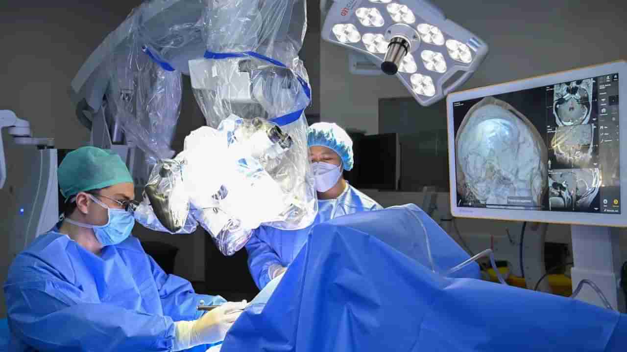 ಪುಟ್ಟ ಮಗಳ ಕೈಯಲ್ಲಿ ರೋಗಿಯ ತಲೆಬುರುಡೆಯಲ್ಲಿ ರಂಧ್ರ ಮಾಡಿಸಿದ ಸರ್ಜನ್!