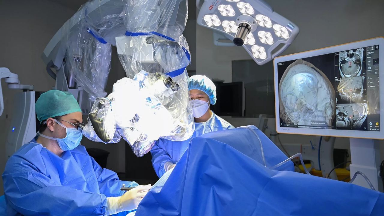 ಪುಟ್ಟ ಮಗಳ ಕೈಯಲ್ಲಿ ರೋಗಿಯ ತಲೆಬುರುಡೆಯಲ್ಲಿ ರಂಧ್ರ ಮಾಡಿಸಿದ ಸರ್ಜನ್! ಪುಟ್ಟ ಮಗಳ ಕೈಯಲ್ಲಿ ರೋಗಿಯ ತಲೆಬುರುಡೆಯಲ್ಲಿ ರಂಧ್ರ ಮಾಡಿಸಿದ ಸರ್ಜನ್!