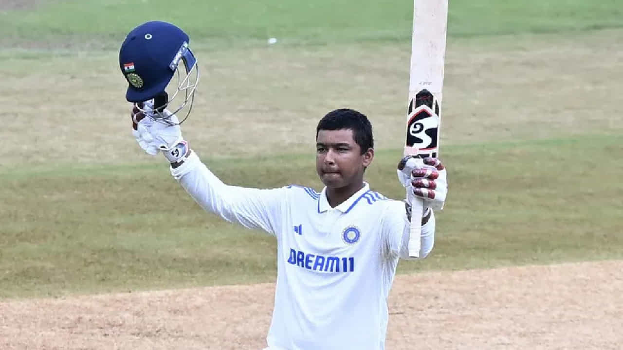 ಟೀಮ್ ಇಂಡಿಯಾದ ಯಂಗ್ ಸೆನ್ಸೇಷನ್ ವೈಭವ್ ಸೂರ್ಯವಂಶಿ (Vaibhav Suryavanshi) ಸಿಡಿಲಬ್ಬರ ಮುಂದುವರೆದಿದೆ. ಈ ಬಾರಿ ಸಿಡಿಲಬ್ಬರ ಕಂಡು ಬಂದಿರುವುದು ಆಸ್ಟ್ರೇಲಿಯಾ ಪಿಚ್ನಲ್ಲಿ. ಬ್ರಿಸ್ಬೇನ್ನಲ್ಲಿ ನಡೆಯುತ್ತಿರುವ ಆಸ್ಟ್ರೇಲಿಯಾ ಅಂಡರ್ 19 ವಿರುದ್ಧದ ಯೂತ್ ಟೆಸ್ಟ್ ಪಂದ್ಯದಲ್ಲಿ ವೈಭವ್ ಸೂರ್ಯವಂಶಿ ವಿಸ್ಫೋಟಕ ಸೆಂಚುರಿ ಸಿಡಿಸಿದ್ದಾರೆ.