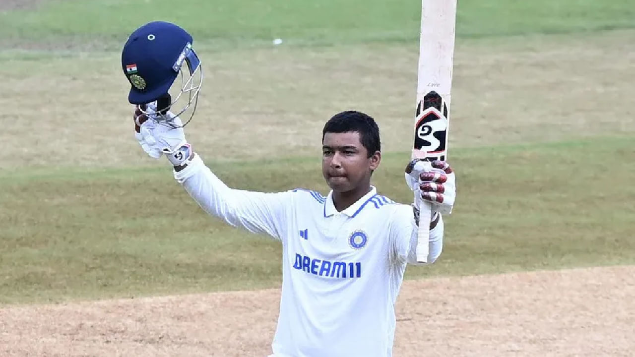 ಟೀಮ್ ಇಂಡಿಯಾದ ಯಂಗ್ ಸೆನ್ಸೇಷನ್ ವೈಭವ್ ಸೂರ್ಯವಂಶಿ (Vaibhav Suryavanshi) ಸಿಡಿಲಬ್ಬರ ಮುಂದುವರೆದಿದೆ. ಈ ಬಾರಿ ಸಿಡಿಲಬ್ಬರ ಕಂಡು ಬಂದಿರುವುದು ಆಸ್ಟ್ರೇಲಿಯಾ ಪಿಚ್ನಲ್ಲಿ. ಬ್ರಿಸ್ಬೇನ್ನಲ್ಲಿ ನಡೆಯುತ್ತಿರುವ ಆಸ್ಟ್ರೇಲಿಯಾ ಅಂಡರ್ 19 ವಿರುದ್ಧದ ಯೂತ್ ಟೆಸ್ಟ್ ಪಂದ್ಯದಲ್ಲಿ ವೈಭವ್ ಸೂರ್ಯವಂಶಿ ವಿಸ್ಫೋಟಕ ಸೆಂಚುರಿ ಸಿಡಿಸಿದ್ದಾರೆ.