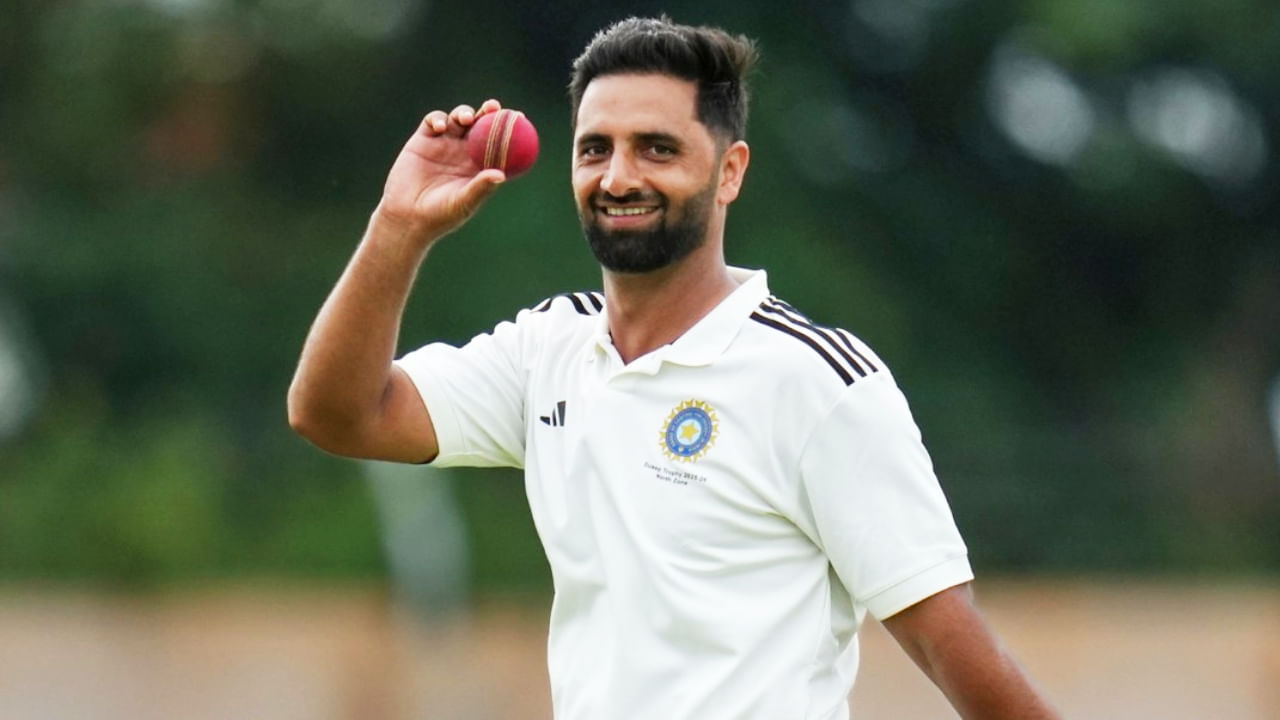 ರಣಜಿ ಟೂರ್ನಿಯಲ್ಲಿ ಕೇವಲ 5 ರನ್ ನೀಡಿ 5 ವಿಕೆಟ್ ಉರುಳಿಸಿ ಜಮ್ಮು-ಕಾಶ್ಮೀರ್ ವೇಗಿ ಆಖಿಬ್ ನಬಿ (Auqib nabi) ಸಂಚಲನ ಸೃಷ್ಟಿಸಿದ್ದಾರೆ. ಅದು ಸಹ ಅರ್ಧಶತಕ ಬಾರಿಸಿದ ಬೆನ್ನಲ್ಲೇ ಎಂಬುದು ಮತ್ತೊಂದು ವಿಶೇಷ. ಅಂದರೆ ಹಾಫ್ ಸೆಂಚುರಿ ಸಿಡಿಸಿದ ಬೆನ್ನಲ್ಲೇ ಆಖಿಬ್ ಐದು ವಿಕೆಟ್​ಗಳನ್ನು ಸಹ ಕಬಳಿಸಿದ್ದಾರೆ.