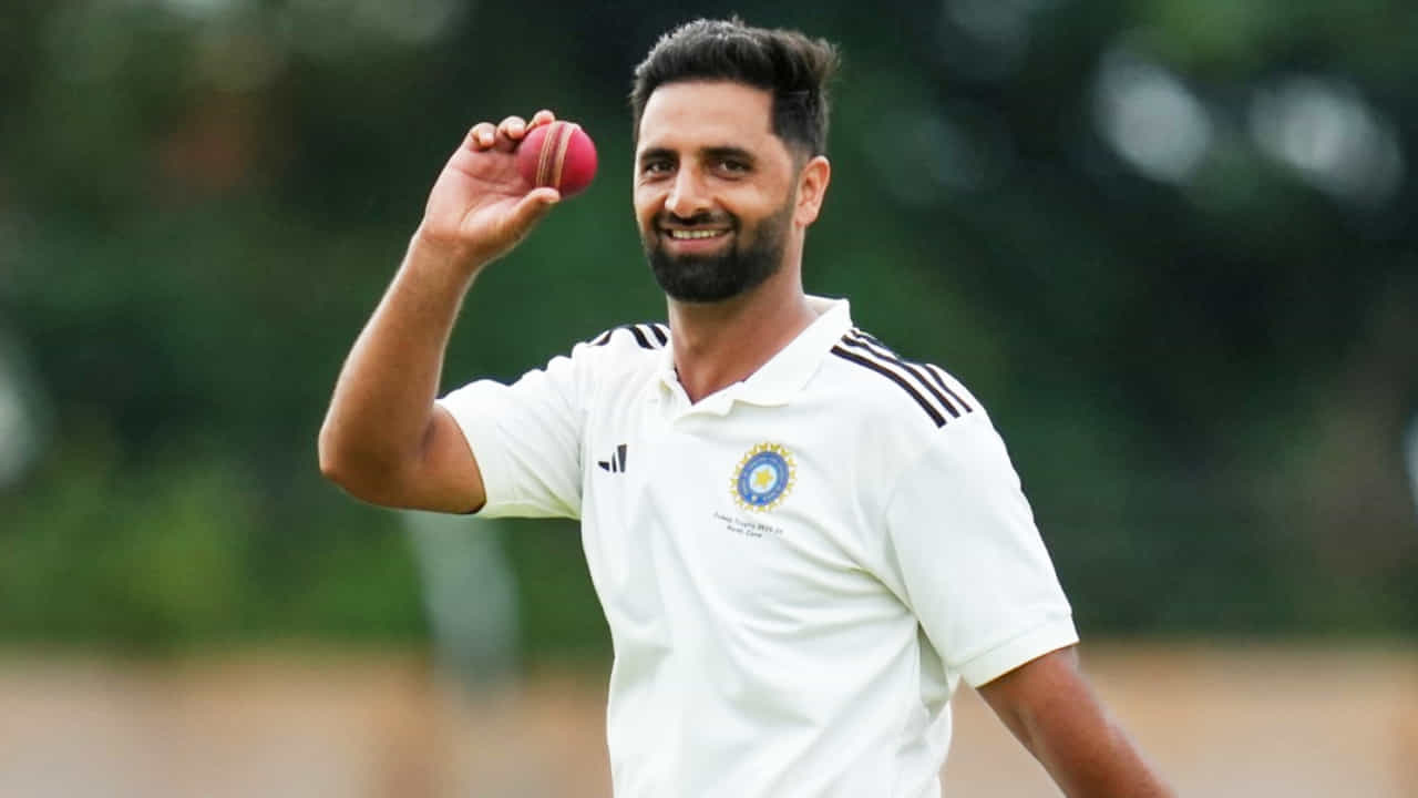 ರಣಜಿ ಟೂರ್ನಿಯಲ್ಲಿ ಕೇವಲ 5 ರನ್ ನೀಡಿ 5 ವಿಕೆಟ್ ಉರುಳಿಸಿ ಜಮ್ಮು-ಕಾಶ್ಮೀರ್ ವೇಗಿ ಆಖಿಬ್ ನಬಿ (Auqib nabi) ಸಂಚಲನ ಸೃಷ್ಟಿಸಿದ್ದಾರೆ. ಅದು ಸಹ ಅರ್ಧಶತಕ ಬಾರಿಸಿದ ಬೆನ್ನಲ್ಲೇ ಎಂಬುದು ಮತ್ತೊಂದು ವಿಶೇಷ. ಅಂದರೆ ಹಾಫ್ ಸೆಂಚುರಿ ಸಿಡಿಸಿದ ಬೆನ್ನಲ್ಲೇ ಆಖಿಬ್ ಐದು ವಿಕೆಟ್ಗಳನ್ನು ಸಹ ಕಬಳಿಸಿದ್ದಾರೆ.