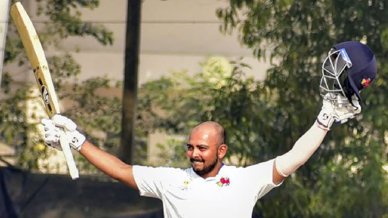 ಸದಾ ವಿವಾದಗಳಿಂದ ಸುದ್ದಿಯಲ್ಲಿರುತ್ತಿದ್ದ ಪೃಥ್ವಿ ಶಾ (Prithvi Shaw) ಬ್ಯಾಟ್ ಕೊನೆಗೂ ಸದ್ದು ಮಾಡಿದೆ. ಅದು ಸಹ ಸ್ಫೋಟಕ ಡಬಲ್ ಸೆಂಚುರಿಯೊಂದಿಗೆ. ಪ್ರಸ್ತುತ ನಡೆಯುತ್ತಿರುವ ರಣಜಿ ಟೂರ್ನಿಯ ಎಲೈಟ್ ಗ್ರೂಪ್ ಬಿ ಪಂದ್ಯದಲ್ಲಿ ಪೃಥ್ವಿ ಶಾ ಸಿಡಿಲಬ್ಬರದ ದ್ವಿಶತಕ ಬಾರಿಸಿದ್ದಾರೆ.