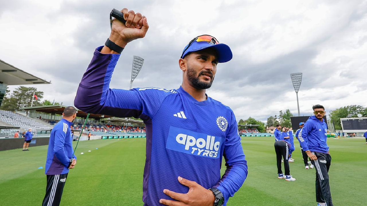 ನಿತೀಶ್ ಕುಮಾರ್ ರೆಡ್ಡಿ ಬೆನ್ನಿನ ಬಿಗಿತದ ಸಮಸ್ಯೆಯಿಂದ ಬಳಲುತ್ತಿದ್ದಾರೆ. ಹೀಗಾಗಿಯೇ ಮೊದಲ ಮ್ಯಾಚ್​ನಲ್ಲಿ ಕಣಕ್ಕಿಳಿದಿರಲಿಲ್ಲ. ಅಲ್ಲದೆ ದ್ವಿತೀಯ ಮತ್ತು ತೃತೀಯ ಪಂದ್ಯಗಳ ವೇಳೆಯೂ ವಿಶ್ರಾಂತಿ ತೆಗೆದುಕೊಳ್ಳುವಂತೆ ವೈದ್ಯರು ಸೂಚಿಸಿದ್ದಾರೆ.  ಹೀಗಾಗಿ ಮೆಲ್ಬೋರ್ನ್​​ನಲ್ಲಿ ನಡೆಯಲಿರುವ 2ನೇ ಪಂದ್ಯದಲ್ಲೂ ನಿತೀಶ್ ಕಾಣಿಸಿಕೊಳ್ಳುವುದಿಲ್ಲ.