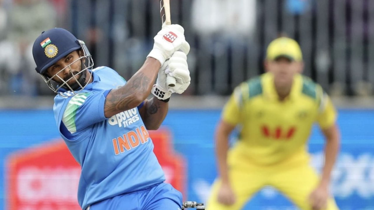 ಕ್ಯಾನ್ಬೆರಾದಲ್ಲಿ ನಡೆಯುತ್ತಿರುವ ಮೊದಲ ಟಿ20 ಪಂದ್ಯಕ್ಕೂ ಮುನ್ನ ಈ ಬಗ್ಗೆ ಮಾಹಿತಿ ನೀಡಿರುವ ಬಿಸಿಸಿಐ, ನಿತೀಶ್ ಕುಮಾರ್ ರೆಡ್ಡಿ ಅವರನ್ನು ಮೊದಲ ಮೂರು ಟಿ20 ಪಂದ್ಯಗಳಿಂದ ಹೊರಗಿಡಲಾಗಿದೆ. ಅಡಿಲೇಡ್ನಲ್ಲಿ ನಡೆದ ಎರಡನೇ ಏಕದಿನ ಪಂದ್ಯದ ವೇಳೆ ಅವರು ಎಡ ಮೊಣಕೈ ಗಾಯಕ್ಕೆ ತುತ್ತಾಗಿದ್ದರು. ಇದರ ಜೊತೆಗೆ ಕುತ್ತಿಗೆ ಸೆಳೆತದಿಂದ ಬಳಲುತ್ತಿರುವ ಅವರನ್ನು ಮೊದಲ 3 ಪಂದ್ಯಗಳಿಂದ ಹೊರಗಿಡಲಾಗಿದೆ. ಬಿಸಿಸಿಐ ವೈದ್ಯಕೀಯ ತಂಡ ಅವರ ಚೇತರಿಕೆಯ ಮೇಲೆ ನಿಗಾ ಇರಿಸಿದೆ ಎಂದಿದೆ.