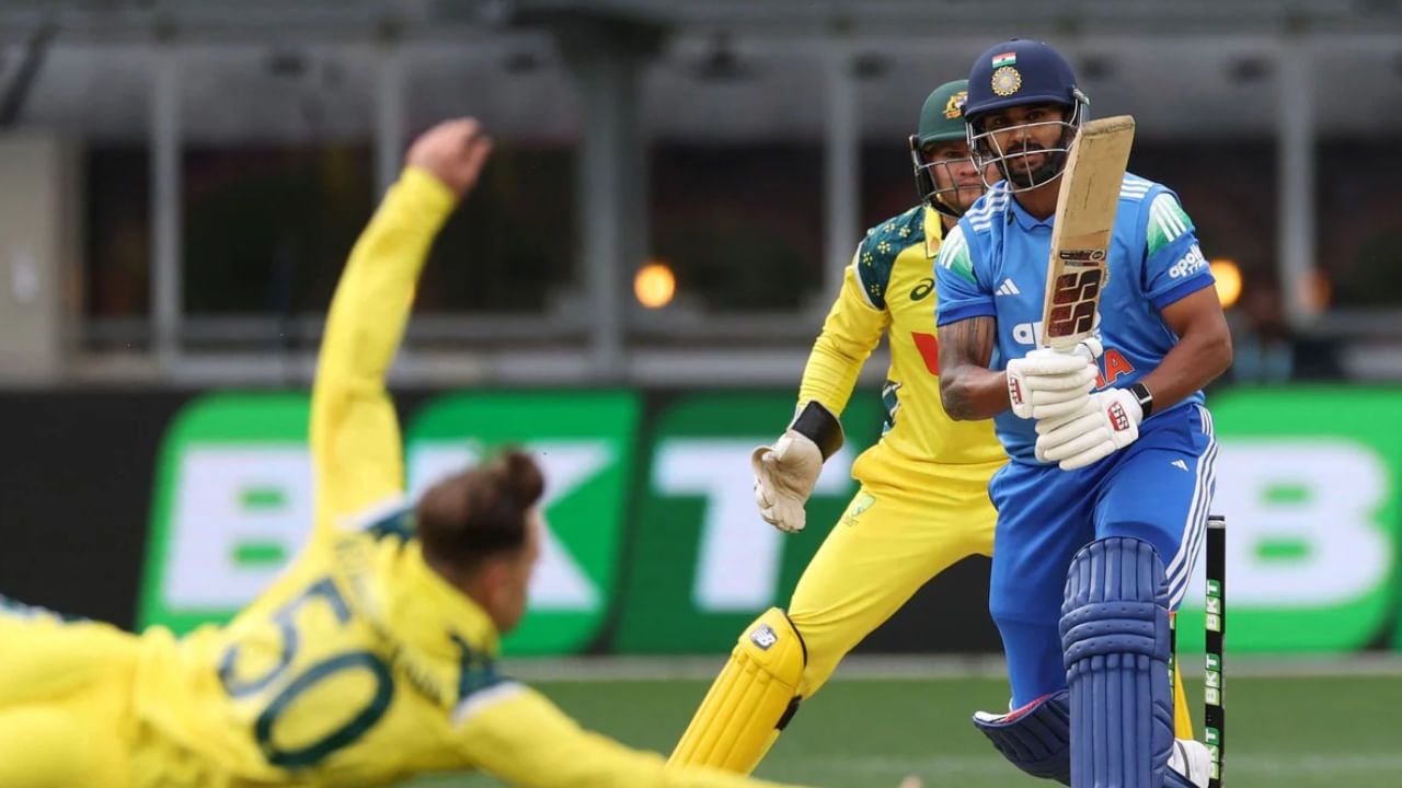 ವಾಸ್ತವವಾಗಿ ಐದು ಪಂದ್ಯಗಳ ಟಿ20 ಸರಣಿಗಾಗಿ ಆಸ್ಟ್ರೇಲಿಯಾ ಪ್ರವಾಸದಲ್ಲಿರುವ ಟೀಂ ಇಂಡಿಯಾದ ಸ್ಟಾರ್ ಆಲ್ರೌಂಡರ್ ಇಂಜುರಿಗೆ ತುತ್ತಾಗಿದ್ದಾರೆ. ಹೀಗಾಗಿ ಅವರನ್ನು ಸರಣಿಯ ಮೊದಲ ಮೂರು ಪಂದ್ಯಗಳಿಂದ ಹೊರಗಿಡಲಾಗಿದೆ. ಈ ಬಗ್ಗೆ ಸ್ವತಃ ಬಿಸಿಸಿಐ ತನ್ನ ಸೋಶಿಯಲ್ ಮೀಡಿಯಾ ಖಾತೆಯಲ್ಲಿ ಮಾಹಿತಿ ಹಂಚಿಕೊಂಡಿದೆ.