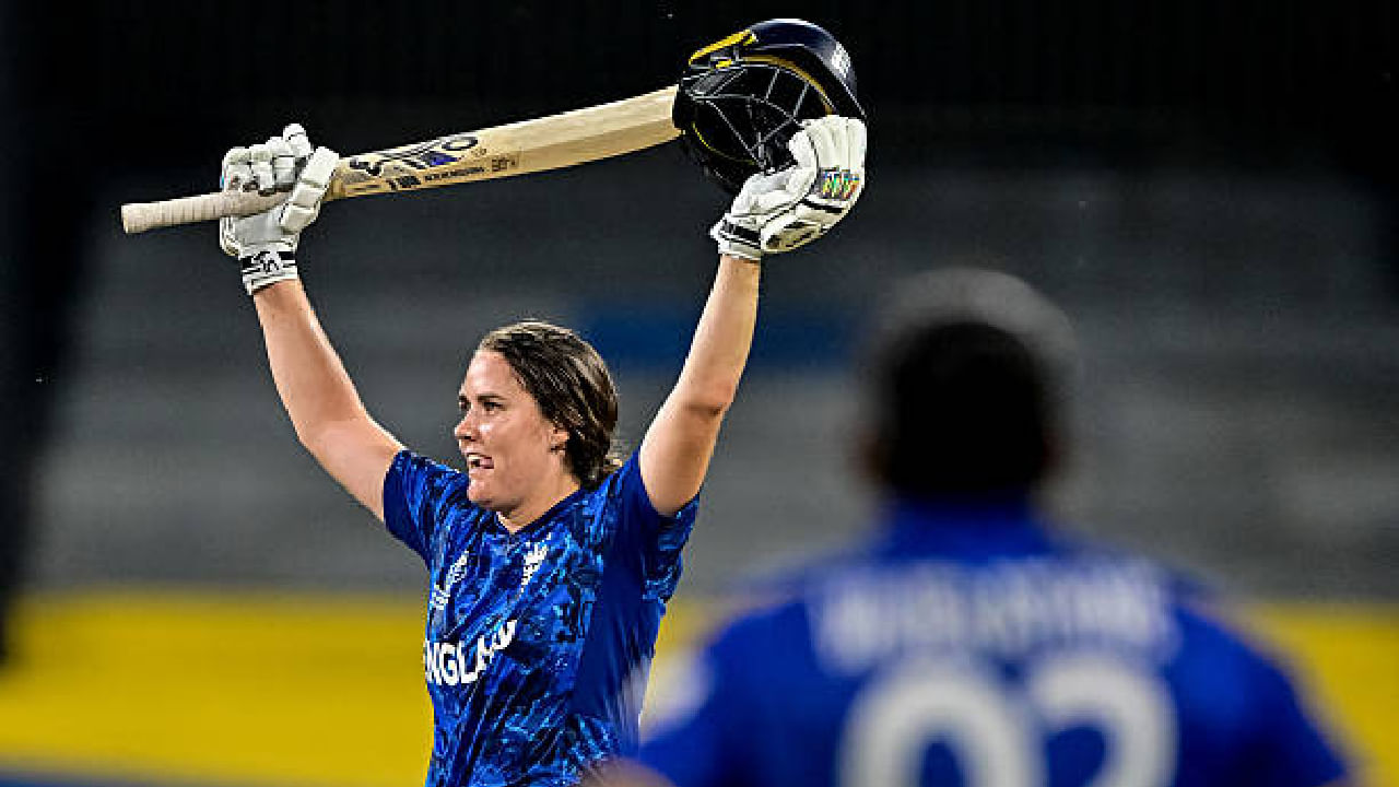 ಈ ಭರ್ಜರಿ ಬ್ಯಾಟಿಂಗ್ನೊಂದಿಗೆ ನ್ಯಾಟ್ ಸೀವರ್ ಬ್ರಂಟ್ 117 ಎಸೆತಗಳಲ್ಲಿ 2 ಸಿಕ್ಸ್ ಹಾಗೂ 9 ಫೋರ್ಗಳೊಂದಿಗೆ 117 ರನ್ ಬಾರಿಸಿದರು. ಈ ಶತಕದೊಂದಿಗೆ ಮಹಿಳಾ ಏಕದಿನ ವಿಶ್ವಕಪ್ನಲ್ಲಿ ಅತ್ಯಧಿಕ ಸೆಂಚುರಿ ಸಿಡಿಸಿದ ವಿಶ್ವ ದಾಖಲೆ ಬ್ರಂಟ್ ಪಾಲಾಯಿತು.