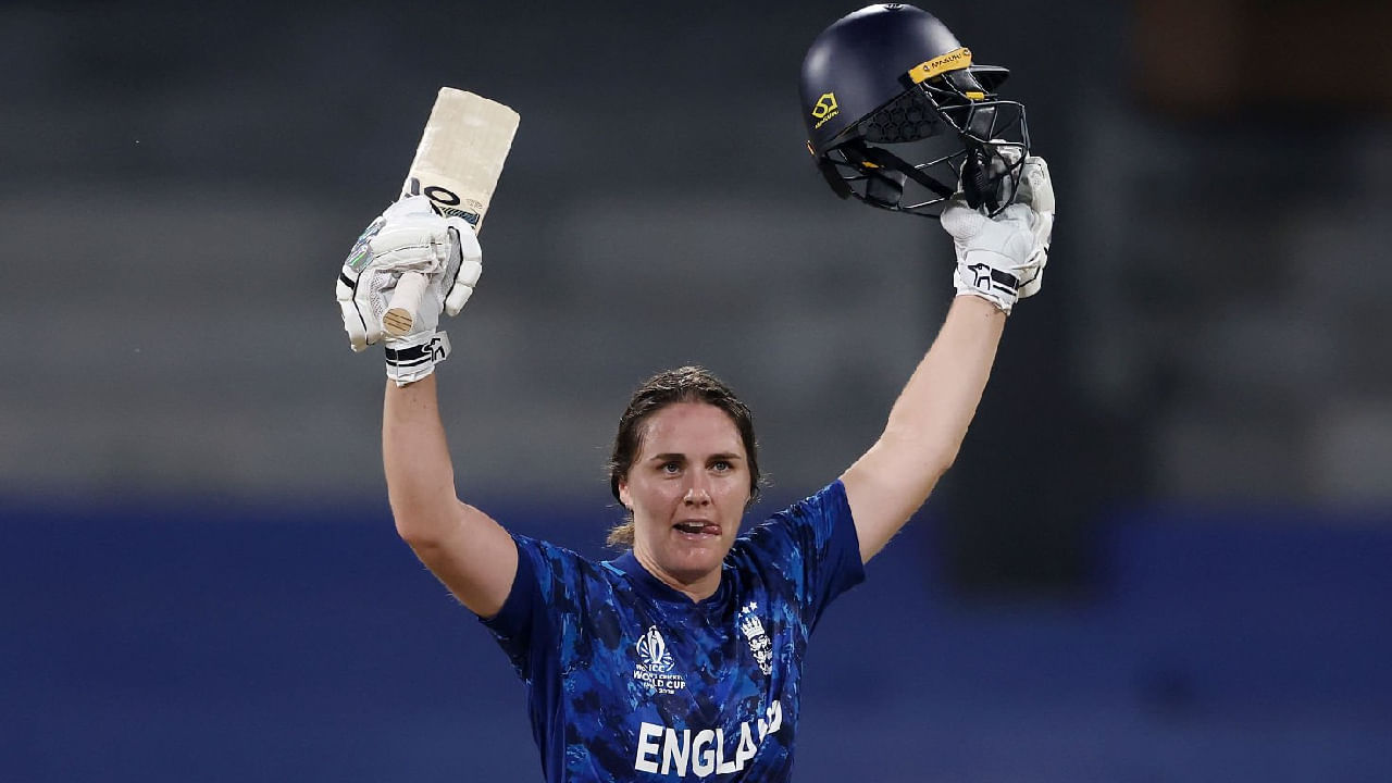 ಇಂಗ್ಲೆಂಡ್ ಪರ ಮಹಿಳಾ ಏಕದಿನ ವಿಶ್ವಕಪ್ನಲ್ಲಿ 19 ಇನಿಂಗ್ಸ್ ಆಡಿರುವ ನ್ಯಾಟ್ ಸೀವರ್ ಬ್ರಂಟ್ ಈವರೆಗೆ 5 ಶತಕ ಸಿಡಿಸಿದ್ದಾರೆ. ಈ ಐದು ಶತಕಗಳೊಂದಿಗೆ ವುಮೆನ್ಸ್ ಒಡಿಐ ವರ್ಲ್ಡ್ ಕಪ್ ಇತಿಹಾಸದಲ್ಲೇ ಅತ್ಯಧಿಕ ಸೆಂಚುರಿ ಸಿಡಿಸಿದ ಬ್ಯಾಟರ್ ಎಂಬ ವಿಶ್ವ ದಾಖಲೆಯನ್ನು ತಮ್ಮದಾಗಿಸಿಕೊಂಡಿದ್ದಾರೆ.