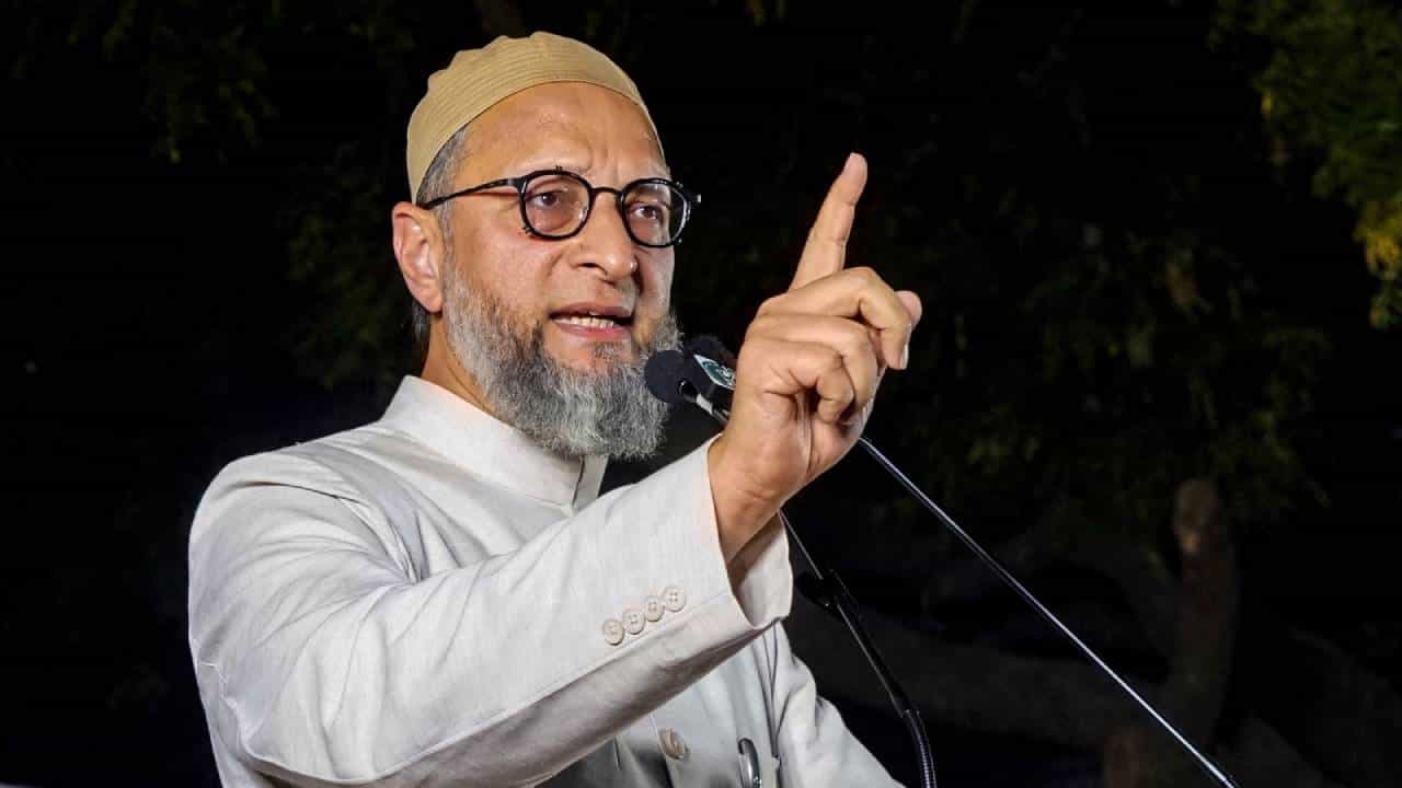 ಭಾರತದಲ್ಲಿ ಐ ಲವ್ ಮೋದಿ ಎಂದು ಹೇಳಿದ್ರೆ ಅದು ಸರಿ ಆದರೆ ಐ ಲವ್ ಮೊಹಮ್ಮದ್ ಎಂದು ಹೇಳಿದ್ರೆ ತಪ್ಪು ಅಲ್ವಾ?: ಓವೈಸಿ ವಾಗ್ದಾಳಿ ಭಾರತದಲ್ಲಿ ಐ ಲವ್ ಮೋದಿ ಎಂದು ಹೇಳಿದ್ರೆ ಅದು ಸರಿ ಆದರೆ ಐ ಲವ್ ಮೊಹಮ್ಮದ್ ಎಂದು ಹೇಳಿದ್ರೆ ತಪ್ಪು ಅಲ್ವಾ?: ಓವೈಸಿ ವಾಗ್ದಾಳಿ