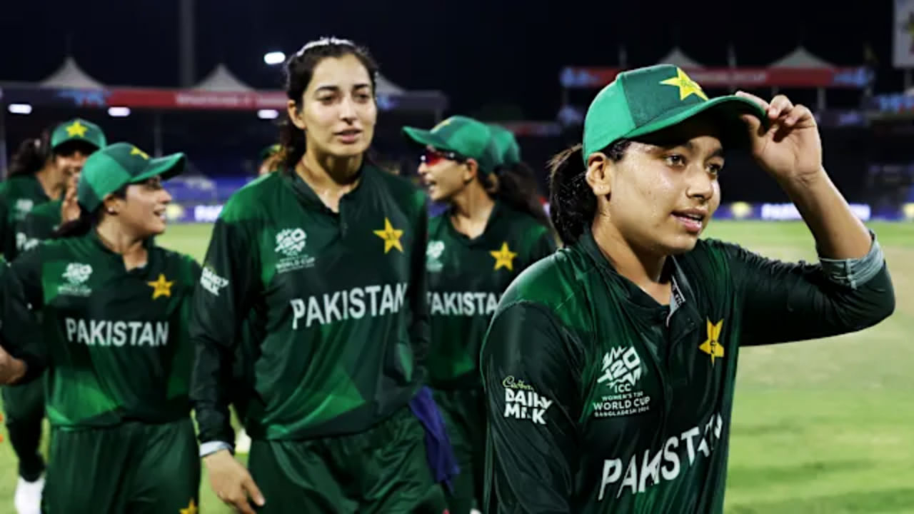 ಮಹಿಳಾ ಏಕದಿನ ವಿಶ್ವಕಪ್ ಟೂರ್ನಿಯಿಂದ ಪಾಕಿಸ್ತಾನ್ ತಂಡ ಹೊರಬಿದ್ದಿದೆ. ಕೊಲಂಬೊದ ಆರ್​. ಪ್ರೇಮದಾಸ ಸ್ಟೇಡಿಯಂನಲ್ಲಿ ನಡೆದ ಸೌತ್ ಆಫ್ರಿಕಾ ವಿರುದ್ಧದ ಪಂದ್ಯದಲ್ಲಿ ಸೋಲುವುದರೊಂದಿಗೆ ಪಾಕ್ ತಂಡದ ಸೆಮಿಫೈನಲ್ ರೇಸ್ ಅಂತ್ಯಗೊಂಡಿದೆ.