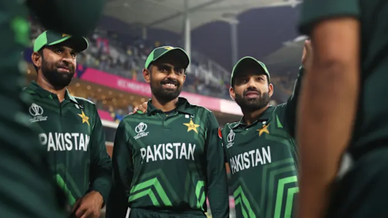 ಪಾಕಿಸ್ತಾನ ಟಿ20ತಂಡ: ಸಲ್ಮಾನ್ ಅಲಿ ಅಘಾ (ನಾಯಕ), ಅಬ್ದುಲ್ ಸಮದ್, ಅಬ್ರಾರ್ ಅಹ್ಮದ್, ಬಾಬರ್ ಆಝಂ, ಫಹೀಮ್ ಅಶ್ರಫ್, ಹಸನ್ ನವಾಜ್, ಮೊಹಮ್ಮದ್ ನವಾಜ್, ಮೊಹಮ್ಮದ್ ವಾಸಿಮ್ ಜೂನಿಯರ್, ಮೊಹಮ್ಮದ್ ಸಲ್ಮಾನ್ ಮಿರ್ಜಾ, ನಸೀಮ್ ಶಾ, ಸಾಹಿಬ್ಜಾದಾ ಫರ್ಹಾನ್, ಸೈಮ್ ಅಯ್ಯುಬ್, ಶಾಹೀನ್ ಶಾ ಅಫ್ರಿದಿ, ಉಸ್ಕೆಮಾನ್ ಖಾನ್. ಮೀಸಲು ಆಟಗಾರರು: ಫಖರ್ ಜಮಾನ್, ಹ್ಯಾರಿಸ್ ರೌಫ್, ಸುಫ್ಯಾನ್ ಮುಖೀಮ್.