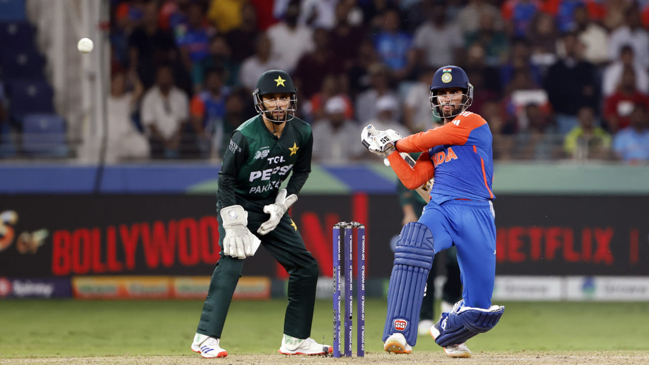 ಏಷ್ಯಾಕಪ್ನಲ್ಲಿ ಪಾಕಿಸ್ತಾನ ತಂಡ ಫೈನಲ್ ತಲುಪಿತ್ತಾದರೂ, ಟೀಂ ಇಂಡಿಯಾ ವಿರುದ್ಧ ಮಾತ್ರ ಅದರ ಪ್ರದರ್ಶನ ತೀರ ಕಳಪೆಯಾಗಿತ್ತು. ಲೀಗ್ ಹಂತದಿಂದ ಹಿಡಿದು ಫೈನಲ್ವರೆಗೆ ಭಾರತದ ವಿರುದ್ಧ ಆಡಿದ್ದ ಮೂರಕ್ಕೆ ಮೂರು ಪಂದ್ಯಗಳಲ್ಲಿ ಪಾಕಿಸ್ತಾನ ತಂಡ ಏಕಪಕ್ಷೀಯ ಸೋಲನುಭವಿಸಿತ್ತು. ಈ ಸೋಲು ಫಾಕ್ ತಂಡವನ್ನು ಭಾರಿ ಮುಜುಗರಕ್ಕೀಡುಮಾಡಿತ್ತು.