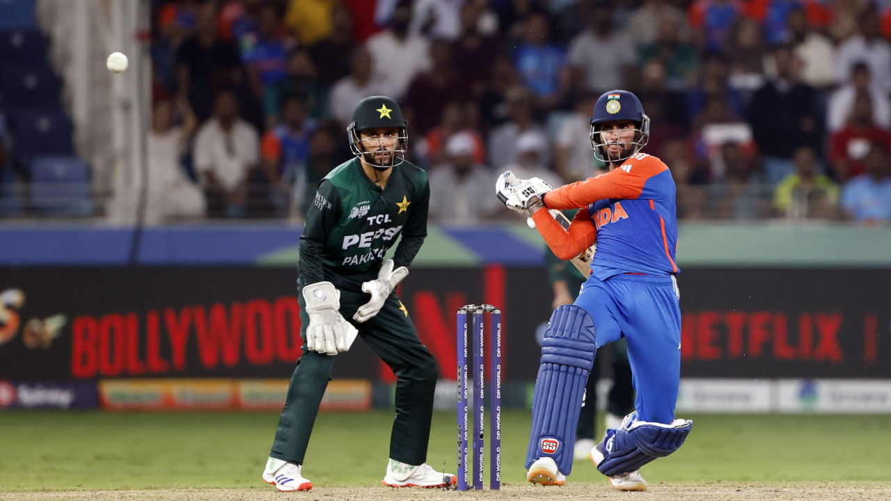 ಏಷ್ಯಾಕಪ್‌ನಲ್ಲಿ ಪಾಕಿಸ್ತಾನ ತಂಡ ಫೈನಲ್ ತಲುಪಿತ್ತಾದರೂ, ಟೀಂ ಇಂಡಿಯಾ ವಿರುದ್ಧ ಮಾತ್ರ ಅದರ ಪ್ರದರ್ಶನ ತೀರ ಕಳಪೆಯಾಗಿತ್ತು. ಲೀಗ್ ಹಂತದಿಂದ ಹಿಡಿದು ಫೈನಲ್​ವರೆಗೆ ಭಾರತದ ವಿರುದ್ಧ ಆಡಿದ್ದ ಮೂರಕ್ಕೆ ಮೂರು ಪಂದ್ಯಗಳಲ್ಲಿ ಪಾಕಿಸ್ತಾನ ತಂಡ ಏಕಪಕ್ಷೀಯ ಸೋಲನುಭವಿಸಿತ್ತು. ಈ ಸೋಲು ಫಾಕ್ ತಂಡವನ್ನು ಭಾರಿ ಮುಜುಗರಕ್ಕೀಡುಮಾಡಿತ್ತು. 