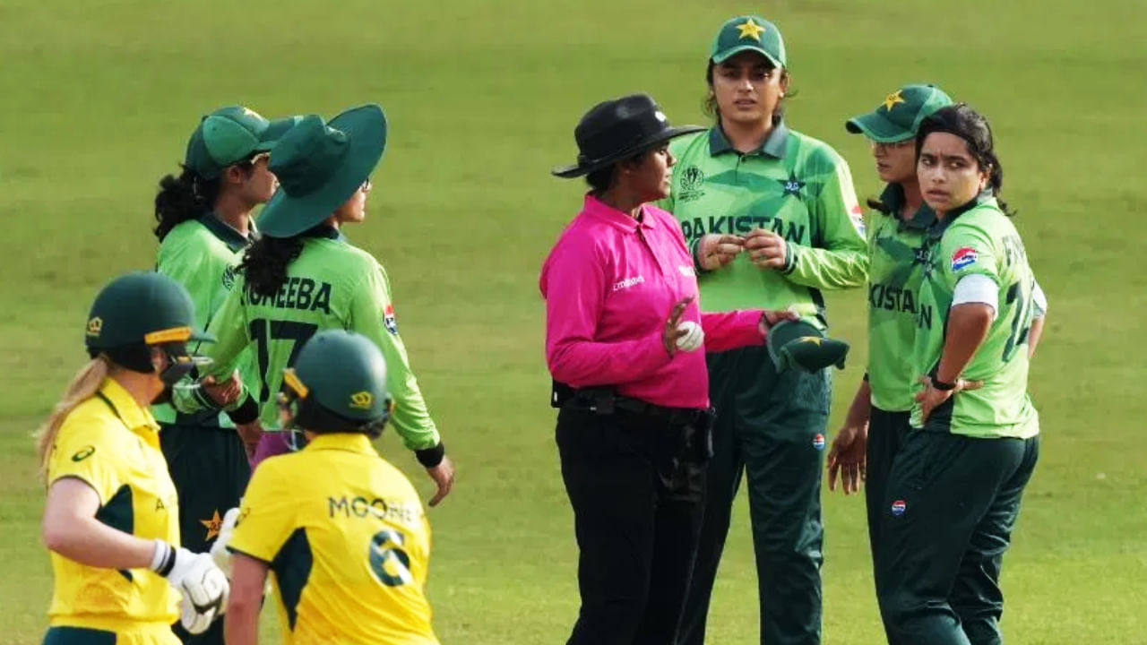 ಸರಿಯಾಗಿ ಔಟ್ ಮಾಡದೇ ಅಂಪೈರ್ ಜೊತೆ ಜಗಳಕ್ಕಿಳಿದ ಪಾಕ್ ಆಟಗಾರ್ತಿಯರು ಸರಿಯಾಗಿ ಔಟ್ ಮಾಡದೇ ಅಂಪೈರ್ ಜೊತೆ ಜಗಳಕ್ಕಿಳಿದ ಪಾಕ್ ಆಟಗಾರ್ತಿಯರು