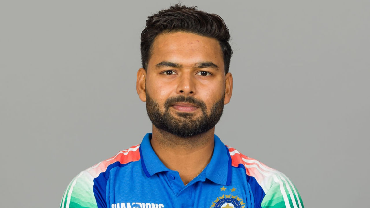 ರಿಷಭ್ ಪಂತ್: ಇಂಗ್ಲೆಂಡ್ ವಿರುದ್ಧದ ಟೆಸ್ಟ್ ಸರಣಿ ವೇಳೆ ಗಾಯಗೊಂಡಿದ್ದ ಟೀಮ್ ಇಂಡಿಯಾ ವಿಕೆಟ್ ಕೀಪರ್ ಬ್ಯಾಟರ್ ರಿಷಭ್ ಪಂತ್ ಇನ್ನೂ ಕೂಡ ಸಂಪೂರ್ಣ ಚೇತರಿಸಿಕೊಂಡಿಲ್ಲ. ಹೀಗಾಗಿ ಆಸ್ಟ್ರೇಲಿಯಾ ವಿರುದ್ಧದ ಸರಣಿಗೆ ಪಂತ್ ಅವರನ್ನು ಆಯ್ಕೆ ಮಾಡಲಾಗಿಲ್ಲ.