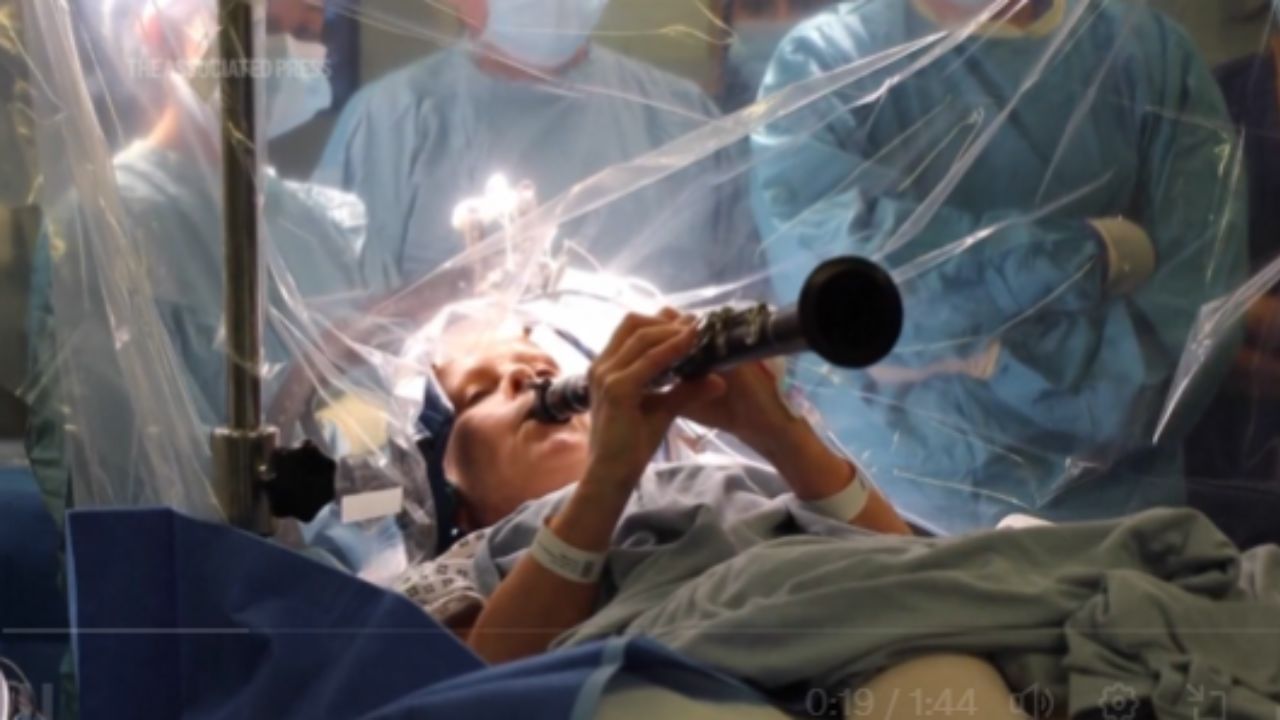 ಮೆದುಳು ಶಸ್ತ್ರಚಿಕಿತ್ಸೆ ವೇಳೆ ಕ್ಲಾರಿನೆಟ್ ನುಡಿಸಿದ 65ರ ಮಹಿಳೆ