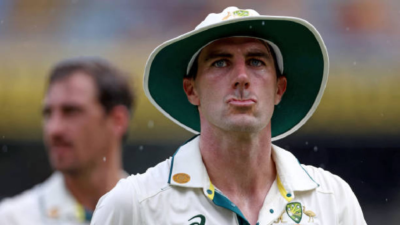 ಭಾರತ ಮತ್ತು ಆಸ್ಟ್ರೇಲಿಯಾ ನಡುವಣ ಸರಣಿಯಿಂದ ಹೊರಗುಳಿದಿದ್ದ ಆಸೀಸ್ ತಂಡದ ನಾಯಕ ಪ್ಯಾಟ್ ಕಮಿನ್ಸ್ ಇದೀಗ ಆ್ಯಶಸ್ ಸರಣಿಯ ಮೊದಲ ಪಂದ್ಯಕ್ಕೂ ಅಲಭ್ಯರಾಗುವುದು ಖಚಿತವಾಗಿದೆ. ಇಂಗ್ಲೆಂಡ್ ವಿರುದ್ಧದ ಈ ಪ್ರತಿಷ್ಠಿತ ಸರಣಿಯ ಮೊದಲ ಪಂದ್ಯಕ್ಕೆ ಕಮಿನ್ಸ್ ಲಭ್ಯರಿರುವುದಿಲ್ಲ ಎಂದು ವರದಿಯಾಗಿದೆ.