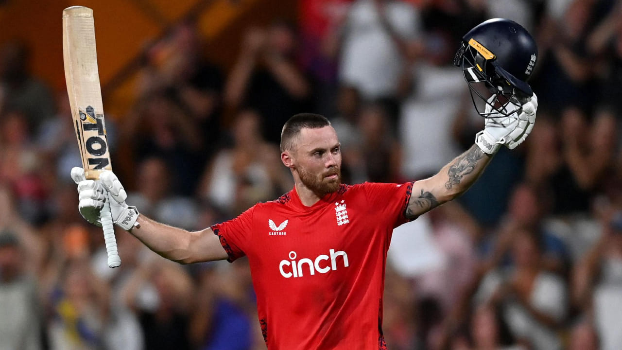 ನ್ಯೂಝಿಲೆಂಡ್ ವಿರುದ್ಧದ 2ನೇ ಟಿ20 ಪಂದ್ಯದಲ್ಲಿ ಫಿಲ್ ಸಾಲ್ಟ್ (Phil Salt) ಭರ್ಜರಿ ಬ್ಯಾಟಿಂಗ್ ಪ್ರದರ್ಶಿಸಿದ್ದಾರೆ. ಕ್ರೈಸ್ಟ್ಚರ್ಚ್ನ ಹ್ಯಾಗ್ಲಿ ಸ್ಟೇಡಿಯಂನಲ್ಲಿ ನಡೆದ ಈ ಪಂದ್ಯದಲ್ಲಿ ಆರಂಭಿಕನಾಗಿ ಕಣಕ್ಕಿಳಿದ ಸಾಲ್ಟ್ 56 ಎಸೆತಗಳಲ್ಲಿ 11 ಫೋರ್ ಹಾಗೂ 1 ಸಿಕ್ಸ್ನೊಂದಿಗೆ 85 ರನ್ ಬಾರಿಸಿದ್ದರು.