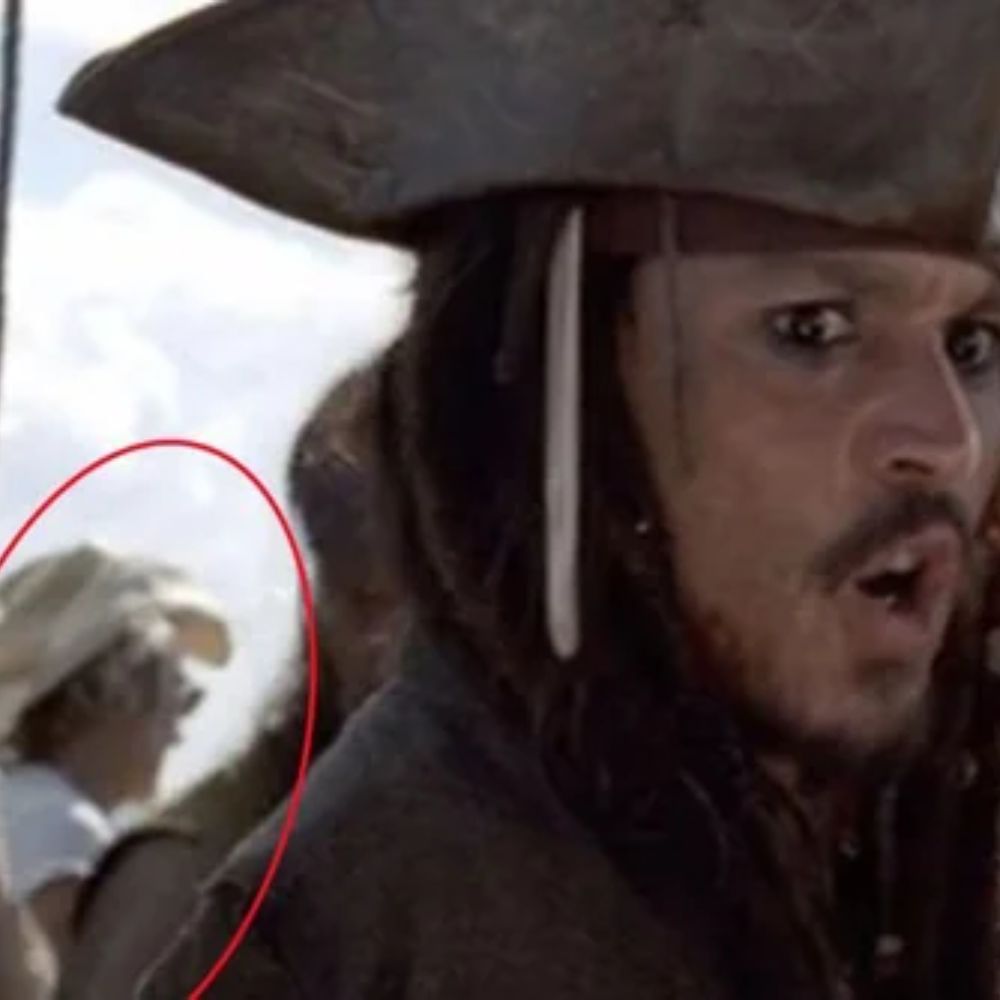 ಪೈರೇಟ್ಸ್ ಆಫ್ ದಿ ಕೆರೆಬಿಯನ್ ಬಿಡುಗಡೆ ಆದಾಗಲೆಲ್ಲ ಬಾಕ್ಸ್ ಆಫೀಸ್​​ ಅನ್ನು ಕೊಳ್ಳೆ ಹೊಡೆದಿದೆ. 2003 ರಲ್ಲಿ ಬಿಡುಗಡೆ ಆದ ‘ಪೇರೇಟ್ಸ್ ಆಫ್ ದಿ ಕೆರೆಬಿಯನ್’ ಸಿನಿಮಾದ ದೃಶ್ಯವೊಂದರಲ್ಲಿ ಸೆಟ್​​ನಲ್ಲಿ ಕೆಲಸ ಮಾಡುತ್ತಿರುವ ವ್ಯಕ್ತಿಯೊಬ್ಬ ಫ್ರೇಮ್​​​ನಲ್ಲಿ ಕಾಣಿಸಿಕೊಳ್ಳುತ್ತಾನೆ.