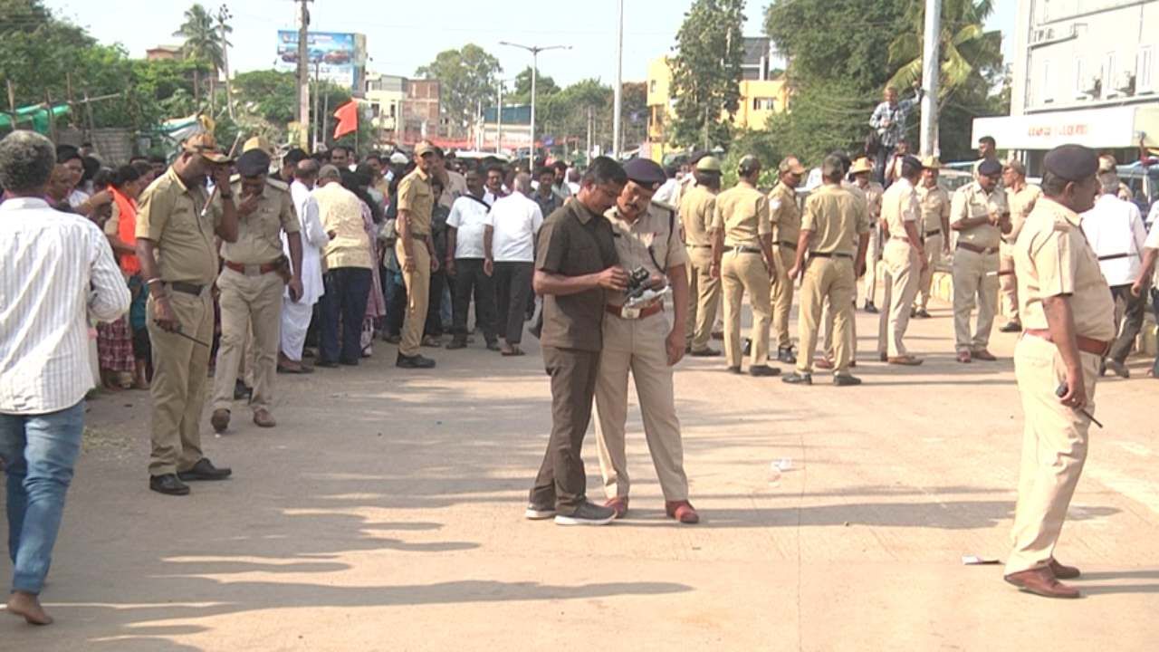 ಇನ್ನು ಈ ವೇಳೆ ಪಥಸಂಚಲನಕ್ಕೆ ಎಲ್ಲೆಡೆ ಭಾರೀ ಪೊಲೀಸ್ ಬಂದೋ ಬಸ್ತ್‌ಗೆ ವ್ಯವಸ್ಥೆ ಮಾಡಲಾಗಿತ್ತು. 
