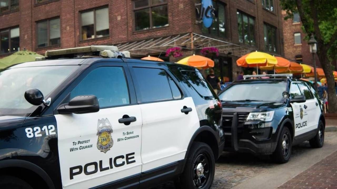 ಗುಂಡು ತಾಗಿದ್ದ ಮಹಿಳೆ ಬಳಿ ನೀವು ಸುರಕ್ಷಿತವಾಗಿದ್ದೀರಲ್ಲವೇ ಎನ್ನುತ್ತಿದ್ದಂತೆ ವ್ಯಕ್ತಿ ತಲೆಗೆ ಬಿತ್ತು ಗುಂಡು