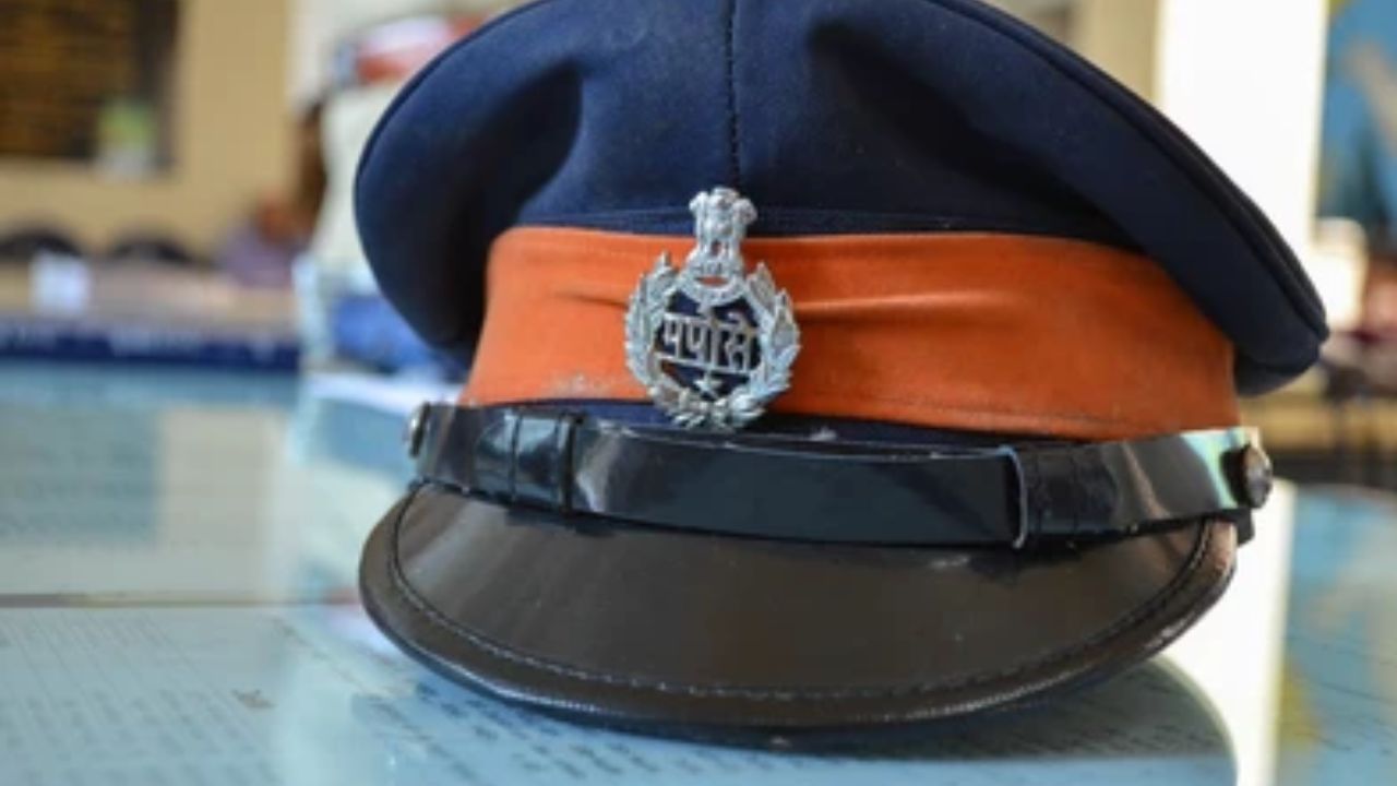 ಮಹಾರಾಷ್ಟ್ರ ಪೊಲೀಸ್ ಕಾನ್ಸ್ಟೇಬಲ್ ಕ್ಯಾಪ್ "ಪೀಕ್ ಕ್ಯಾಪ್" ಅಥವಾ ಸಾಂಪ್ರದಾಯಿಕ ಪೊಲೀಸ್ ಕ್ಯಾಪ್ ಎಂದು ಕರೆಯಲಾಗುತ್ತದೆ. ಇದು ಕಡು ನೀಲಿ ಬಣ್ಣದ ಟೋಪಿಯಾಗಿದ್ದು, ಚಪ್ಪಟೆಯಾದ ಮೇಲ್ಭಾಗ ಮತ್ತು ಬಾಗಿದ ವಿನ್ಯಾಸವನ್ನು ಹೊಂದಿದೆ. ಕ್ಯಾಪ್ನ ಮುಂಭಾಗದಲ್ಲಿ ಮಹಾರಾಷ್ಟ್ರ ಪೊಲೀಸ್ ಲಾಂಛನವಿದ್ದು, ಇದು ನಕ್ಷತ್ರ ಮತ್ತು ರಕ್ಷಣೆಯನ್ನು ಸೂಚಿಸಲು ಎರಡು ವೃತ್ತವನ್ನು ಒಳಗೊಂಡಿದೆ.