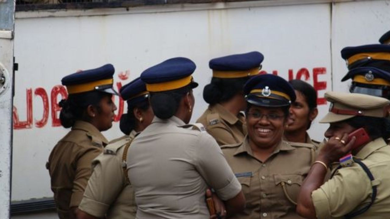 ಆಂಧ್ರಪ್ರದೇಶ ಪೊಲೀಸ್ ಕಾನ್ಸ್ಟೇಬಲ್ ಕ್ಯಾಪ್ನ್ನು ಪೀಕ್ ಕ್ಯಾಪ್ ಎಂದು ಕರೆಯಲಾಗುತ್ತದೆ. ಪೀಕ್ ಕ್ಯಾಪ್ ನೀಲಿ ಬಣ್ಣವನ್ನು ಹೊಂದಿದೆ.