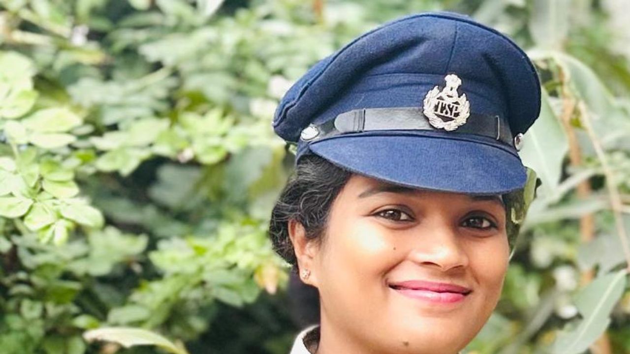 ತೆಲಂಗಾಣದಲ್ಲಿ ಕಾನ್ಸ್ಟೆಬಲ್ ಮತ್ತು ಹೆಡ್ ಕಾನ್ಸ್ಟೆಬಲ್ಗಳು "ನೇವಿ ಬ್ಲೂ ಪೀಕ್ ಕ್ಯಾಪ್" ಬಳಸುತ್ತಾರೆ. ಇದೀಗ ಕರ್ನಾಟಕಕ್ಕೂ ಕೂಡ ಈ ಕ್ಯಾಪ್ಗಳನ್ನು ಬಳಸಲಾಗುತ್ತದೆ. ಇದು ಬಿಗಿಯಾದ ಫಿಟ್, ಸುಧಾರಿತ ವಿನ್ಯಾಸ ಮತ್ತು ವೃತ್ತಿಪರ ನೋಟವನ್ನು ನೀಡುತ್ತದೆ.