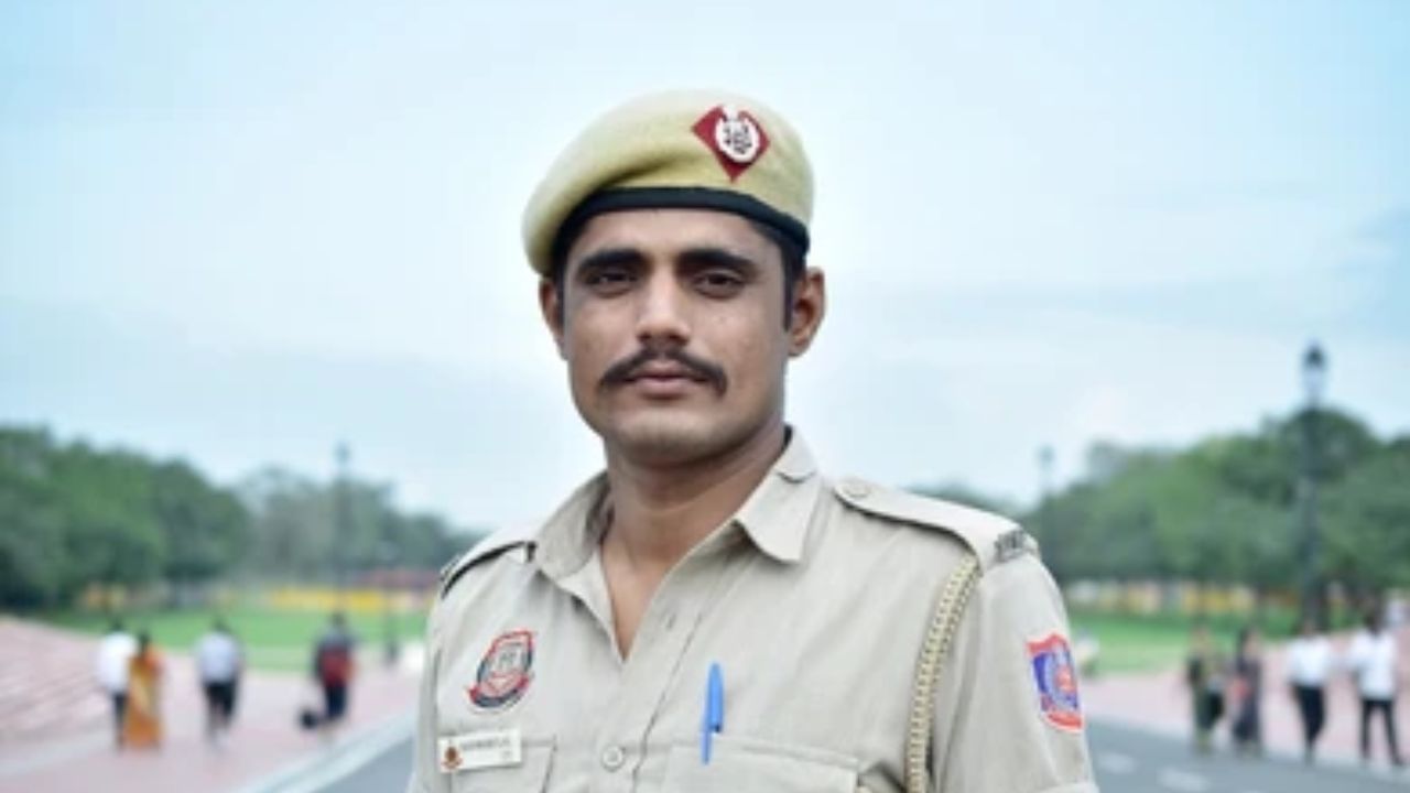 ದೆಹಲಿ ಪೊಲೀಸ್ ಕಾನ್ಸ್ಟೆಬಲ್ಗಳು ಧರಿಸುವ ಅತ್ಯಂತ ಸಾಮಾನ್ಯ ಶೈಲಿಯ ಕ್ಯಾಪ್, ಕಾನ್ಸ್ಟೆಬಲ್ಗಳು "ಬೆರೆಟ್ ಕ್ಯಾಪ್" ಹಾಕಿಕೊಳ್ಳುತ್ತಾರೆ. ಇದು ಅನೌಪಚಾರಿಕ ಸಮವಸ್ತ್ರಗಳ ಭಾಗವಾಗಿದೆ. ಇದು ಮಿಲಿಟರಿ ಶೈಲಿಯ ಕ್ಯಾಪ್ ಆಗಿದ್ದು, ಅದರ ನೋಟ ಕೂಡ ಅದೇ ರೀತಿ ಇದೆ. ಮೃದುವಾದ, ದುಂಡಗಿನ, ಚಪ್ಪಟೆಯಾಗಿದ್ದು, ಕಡು ನೀಲಿ ಬಣ್ಣದಲ್ಲಿರುತ್ತದೆ.