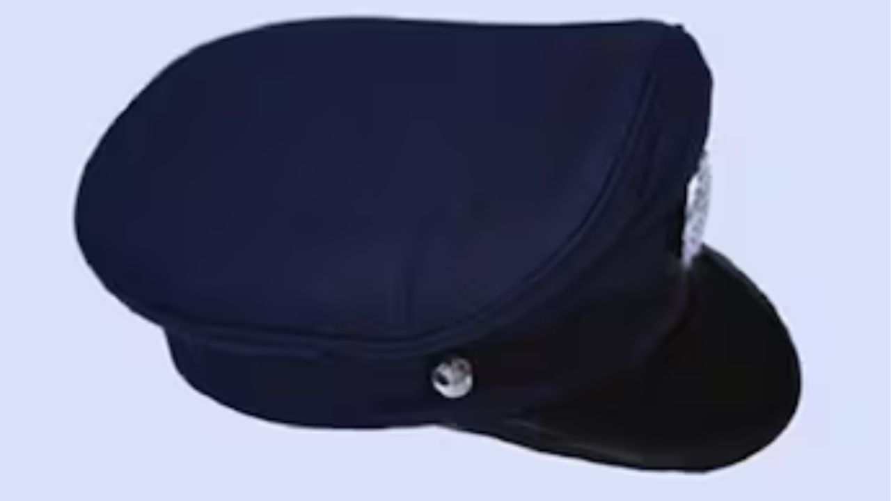 ತಮಿಳುನಾಡು ಪೊಲೀಸ್ ಕಾನ್ಸ್ಟೆಬಲ್ಗಳು ಧರಿಸುವ ಕ್ಯಾಪ್ "ಪೀಕ್ಡ್ ಕ್ಯಾಪ್", ಇದನ್ನು ಶಿಖರ ಕ್ಯಾಪ್ ಎಂದು ಕೂಡ ಕರೆಯುತ್ತಾರೆ. ನೌಕಾ ನೀಲಿ ಅಥವಾ ಖಾಕಿ ಬಣ್ಣವನ್ನು ಹೊಂದಿರುತ್ತದೆ.