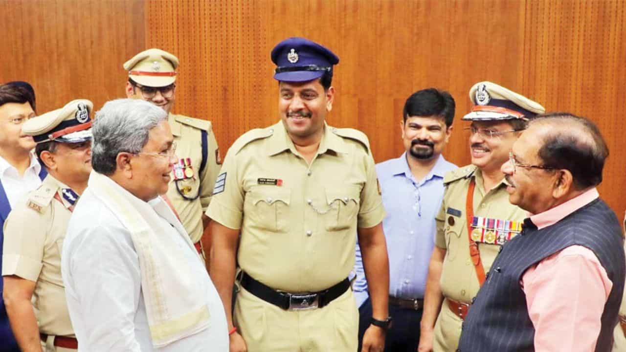 ಕರ್ನಾಟಕದಲ್ಲಿ ಸ್ಲೋಚ್ ಹ್ಯಾಟ್ ಬದಲಿಗೆ 'ಪೀಕ್ ಕ್ಯಾಪ್' ಬರಲಿದೆ. ಹಿಂದೆ ಕರ್ನಾಟಕದ ಕಾನ್ಸ್ಟೆಬಲ್ ಮತ್ತು ಹೆಡ್ ಕಾನ್ಸ್ಟೆಬಲ್ ಸ್ಲೋಚ್ ಹ್ಯಾಟ್ ಕ್ಯಾಪ್ಗಳನ್ನು ಹಾಕುತ್ತಿದ್ದರು. ಇದೀಗ ಇದರಲ್ಲಿ ಬದಲಾವಣೆಯನ್ನು ತರಲು ಮುಂದಾಗಿದ್ದಾರೆ. ರಾಜ್ಯದ ಮುಖ್ಯಮಂತ್ರಿ ಹಾಗೂ ಗೃಹಸಚಿವರು ಇಂದು ಈ ಹೊಸ ಕ್ಯಾಪ್ಗಳು ನೀಡಲಿದ್ದಾರೆ.