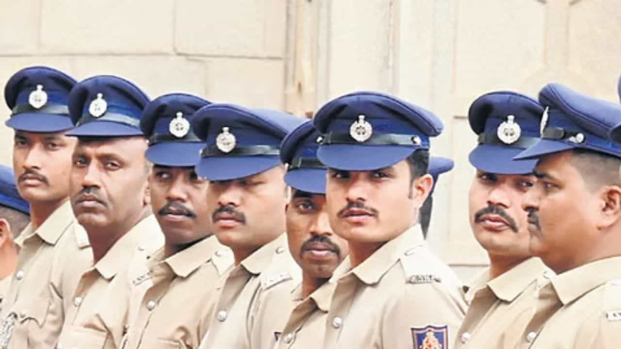 ಸ್ಲೌಚ್ ಹ್ಯಾಟ್ಗೆ ಗುಡ್ ಬೈ, ಕಾನ್ಸ್ಟೇಬಲ್ಗಳಿಗಿನ್ನು ನೇವಿ ಬ್ಲೂ ಪೀಕ್ ಕ್ಯಾಪ್: ಇಲ್ಲಿದೆ ಬದಲಾವಣೆ ಹಿಂದಿನ ಅಸಲಿ ಕಾರಣ ಸ್ಲೌಚ್ ಹ್ಯಾಟ್ಗೆ ಗುಡ್ ಬೈ, ಕಾನ್ಸ್ಟೇಬಲ್ಗಳಿಗಿನ್ನು ನೇವಿ ಬ್ಲೂ ಪೀಕ್ ಕ್ಯಾಪ್: ಇಲ್ಲಿದೆ ಬದಲಾವಣೆ ಹಿಂದಿನ ಅಸಲಿ ಕಾರಣ