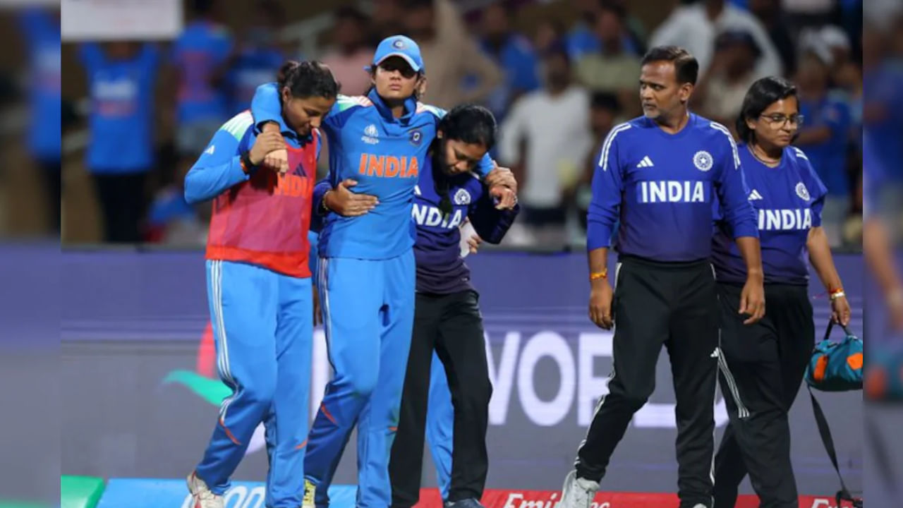 ಆಸ್ಟ್ರೇಲಿಯಾ ವಿರುದ್ಧ ವಿಶ್ವಕಪ್ ಸೆಮಿಫೈನಲ್ ಪಂದ್ಯವನ್ನಾಡಲಿರುವ ಭಾರತೀಯ ಮಹಿಳಾ ಕ್ರಿಕೆಟ್ ತಂಡಕ್ಕೆ ಆಘಾತ ಎದುರಾಗಿದೆ. ಏಕೆಂದರೆ ತಂಡದ ಆರಂಭಿಕ ಆಟಗಾರ್ತಿ ಪ್ರತೀಕಾ ರಾವಲ್ ಗಾಯದ ಕಾರಣದಿಂದಾಗಿ ವಿಶ್ವಕಪ್ನಿಂದಲೇ ಹೊರಬಿದ್ದಿದ್ದಾರೆ. ಪ್ರತೀಕಾ ಬಾಂಗ್ಲಾದೇಶ ವಿರುದ್ಧದ ಪಂದ್ಯದಲ್ಲಿ ಪಾದದ ಗಾಯಕ್ಕೆ ಒಳಗಾಗಿದ್ದರು. ಗಾಯ ಗಂಭೀರವಾಗಿದ್ದು, ಅವರನ್ನು ಟೂರ್ನಿಯಿಂದ ಹೊರಗಿಡಲಾಗಿದೆ.