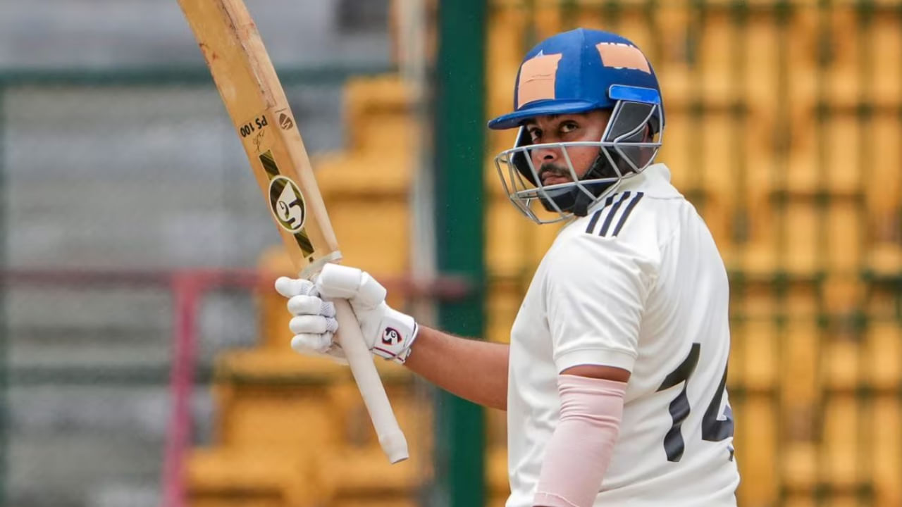 142 ಕ್ಕಿಂತ ಹೆಚ್ಚಿನ ಸ್ಟ್ರೈಕ್ ರೇಟ್​ನಲ್ಲಿ ಬ್ಯಾಟ್ ಬೀಸಿದ ಪೃಥ್ವಿ ಮಹಾರಾಷ್ಟ್ರ ಪರ ತಮ್ಮ ಮೊದಲ ಪ್ರಥಮ ದರ್ಜೆ ಶತಕ ಬಾರಿಸಿದರು. ಇದಕ್ಕೂ ಮೊದಲು ಪೃಥ್ವಿ ಮುಂಬೈ ಪರ ಆಡಿದ್ದರು, ಆದರೆ ತಂಡದಿಂದ ಕೈಬಿಟ್ಟ ನಂತರ ಅವರು ಮಹಾರಾಷ್ಟ್ರ ತಂಡವನ್ನು ಸೇರಿಕೊಂಡಿದ್ದರು. ಈಗ ಪೃಥ್ವಿ ತಮ್ಮ ದ್ವಿಶತಕದ ಮೂಲಕ ಮಹಾರಾಷ್ಟ್ರ ತೋರಿಸಿದ ನಂಬಿಕೆಯನ್ನು ಉಳಿಸಿಕೊಳ್ಳುವಲ್ಲಿ ಯಶಸ್ವಿಯಾಗಿದ್ದಾರೆ.