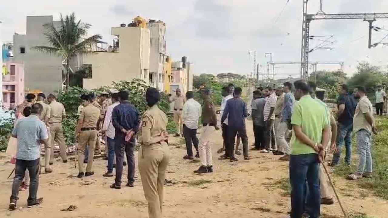 ಬೆಂಗಳೂರಿನಲ್ಲಿ ಕತ್ತು ಕೊಯ್ದು ವಿದ್ಯಾರ್ಥಿನಿಯ ಬರ್ಬರ ಹತ್ಯೆ, ಪರೀಕ್ಷೆ ಬರೆದು ಮನೆಗೆ ಹೋಗುತ್ತಿದ್ದವಳು ದುರಂತ ಅಂತ್ಯ ಬೆಂಗಳೂರಿನಲ್ಲಿ ಕತ್ತು ಕೊಯ್ದು ವಿದ್ಯಾರ್ಥಿನಿಯ ಬರ್ಬರ ಹತ್ಯೆ, ಪರೀಕ್ಷೆ ಬರೆದು ಮನೆಗೆ ಹೋಗುತ್ತಿದ್ದವಳು ದುರಂತ ಅಂತ್ಯ