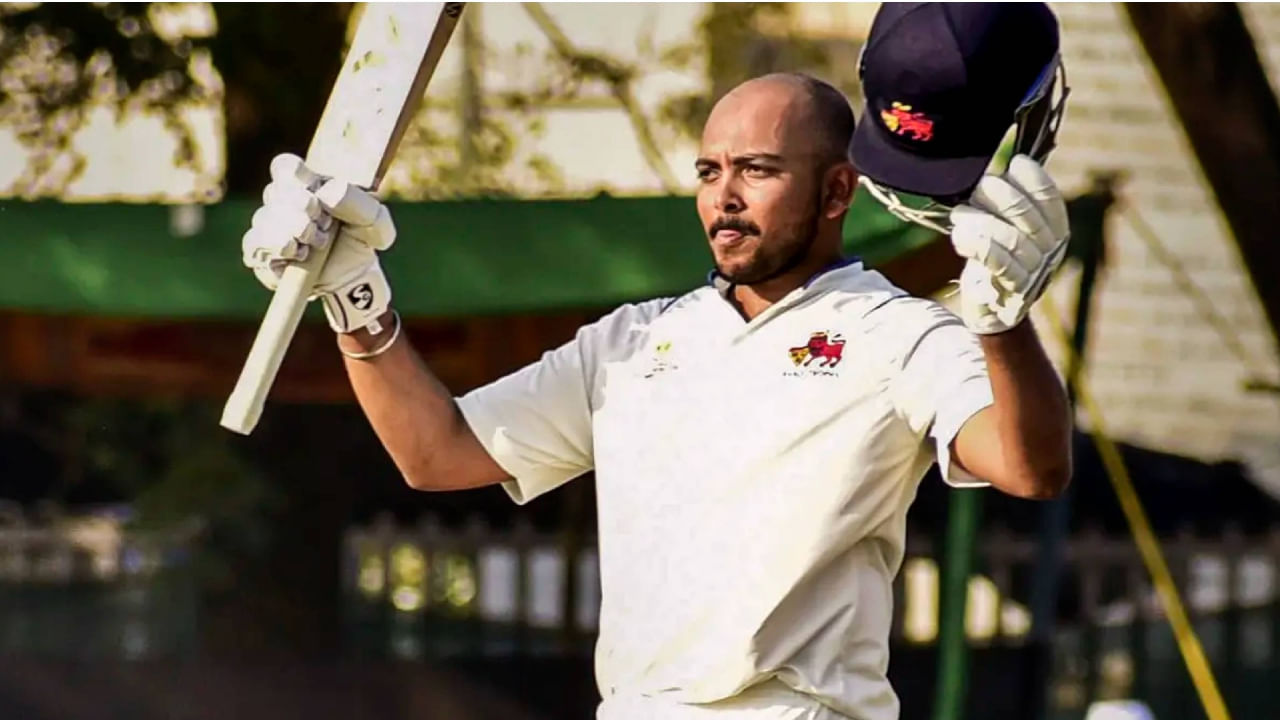 ಈ ಭರ್ಜರಿ ಶತಕದೊಂದಿಗೆ ಪೃಥ್ವಿ ಶಾ ಈ ಬಾರಿಯ ರಣಜಿ ಟೂರ್ನಿಯ ಮೂಲಕ ಕಂಬ್ಯಾಕ್ ಮಾಡುವ ಸೂಚನೆ ನೀಡಿದ್ದಾರೆ. ಇದಕ್ಕೂ ಮುನ್ನ ಪೃಥ್ವಿ ಮುಂಬೈ ರಣಜಿ ತಂಡದ ಪರ 58 ಪಂದ್ಯಗಳನ್ನಾಡಿದ್ದರು. ಈ ವೇಳೆ 4556 ರನ್ ಕಲೆಹಾಕಿದ್ದಾರೆ. ಇದೀಗ ಮಹಾರಾಷ್ಟ್ರ ತಂಡದ ಪರ ಹೊಸ ಇನಿಂಗ್ಸ್ ಆರಂಭಿಸಲು ಸಜ್ಜಾಗಿದ್ದಾರೆ.