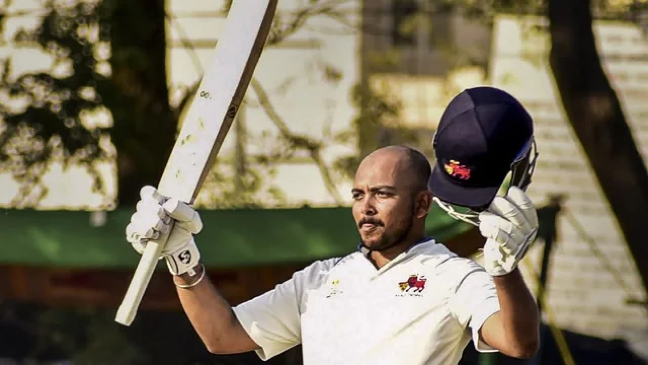 ಇದೀಗ 141 ಎಸೆತಗಳಲ್ಲಿ ದ್ವಿಶತಕ ಪೂರೈಸಿ ಪೃಥ್ವಿ ಶಾ 21ನೇ ಶತಮಾನದಲ್ಲಿ ಅತೀ ಕಡಿಮೆ ಎಸೆತಗಳಲ್ಲಿ ಡಬಲ್ ಸೆಂಚುರಿ ಸಿಡಿಸಿದ ದಾಖಲೆ ನಿರ್ಮಿಸಿದ್ದಾರೆ. ಈ ಮೂಲಕ ರಣಜಿ ಟೂರ್ನಿಯ ಎಲೈಟ್ ಗ್ರೂಪ್ ಪಂದ್ಯದಲ್ಲಿ ಅತೀ ವೇಗವಾಗಿ ದ್ವಿಶತಕ ಬಾರಿಸಿದ 2ನೇ ಬ್ಯಾಟರ್ ಎನಿಸಿಕೊಂಡಿದ್ದಾರೆ.