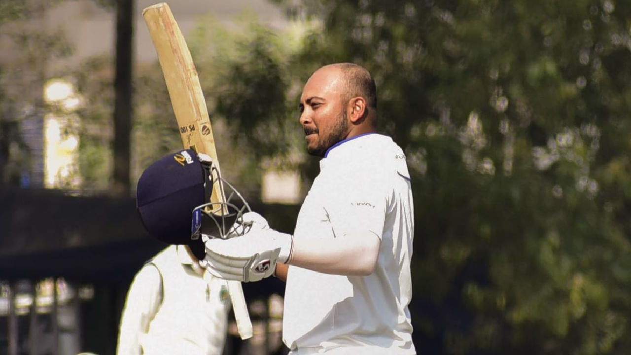 ಈ ಬಾರಿಯ ರಣಜಿ ಟೂರ್ನಿಗಾಗಿ ಮಹಾರಾಷ್ಟ್ರ ತಂಡವನ್ನು ಸೇರಿಕೊಂಡಿರುವ ಪೃಥ್ವಿ ಶಾ ಇದೀಗ ಅಭ್ಯಾಸ ಪಂದ್ಯದಲ್ಲಿ ಸ್ಫೋಟಕ ಶತಕ ಸಿಡಿಸಿ ಮಿಂಚಿದ್ದಾರೆ. ಅದು ಕೂಡ ತಮ್ಮ ಮಾಜಿ ತಂಡ ಮುಂಬೈ ವಿರುದ್ಧ ಎಂಬುದು ವಿಶೇಷ. ಅಂದರೆ ಕಳೆದ ವರ್ಷದವರೆಗೆ ಪೃಥ್ವಿ ಮುಂಬೈ ಕ್ರಿಕೆಟ್ ಅಸೋಸಿಯೇಷನ್ ಅನ್ನು ಪ್ರತಿನಿಧಿಸಿದ್ದರು.