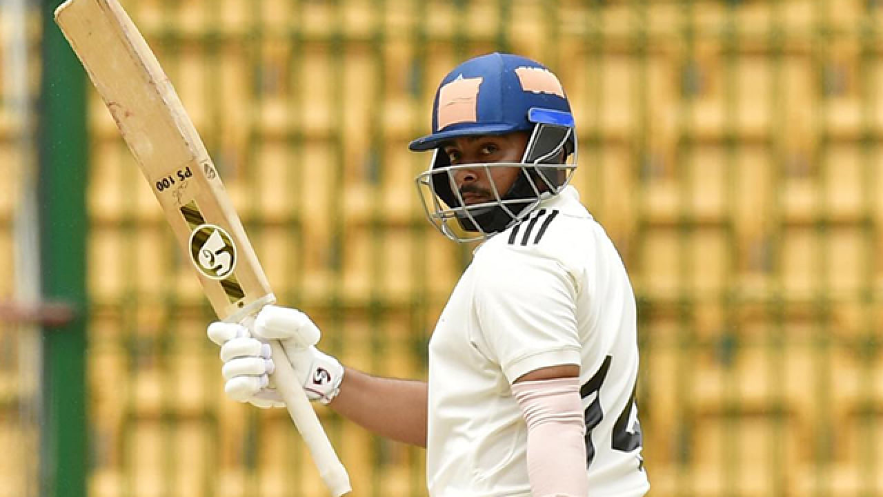 ಇದೀಗ ಮಹಾರಾಷ್ಟ್ರ ರಣಜಿ ತಂಡದ ಭಾಗವಾಗಿರುವ ಪೃಥ್ವಿ ಶಾ ಮುಂಬೈ ವಿರುದ್ದದ ಪಂದ್ಯದಲ್ಲಿ ಭರ್ಜರಿ ಬ್ಯಾಟಿಂಗ್ ಪ್ರದರ್ಶಿಸಿದ್ದಾರೆ. ಆರಂಭದಿಂದಲೇ ಉತ್ತಮ ಹೊಡೆತಗಳೊಂದಿಗೆ ಗಮನ ಸೆಳೆದ ಪೃಥ್ವಿ 220 ಎಸೆತಗಳಲ್ಲಿ 22 ಫೋರ್ ಹಾಗೂ 3 ಸಿಕ್ಸರ್ಗಳೊಂದಿಗೆ 181 ರನ್ ಬಾರಿಸಿ ಮಿಂಚಿದ್ದಾರೆ.