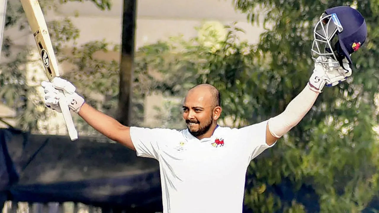 ಪೃಥ್ವಿ ಶಾ (Prithvi Shaw) ಹೆಸರು ಮತ್ತೆ ಮುನ್ನಲೆಗೆ ಬಂದಿದೆ. ಈ ಬಾರಿ ಅವರು ಸುದ್ದಿಯಾಗಿರುವುದು ಭರ್ಜರಿ ಬ್ಯಾಟಿಂಗ್ನಿಂದ ಎಂಬುದು ವಿಶೇಷ. ಕಳೆದ ಕೆಲ ವರ್ಷಗಳಿಂದ ಕಳಪೆ ಫಾರ್ಮ್ ಹಾಗೂ ವಿವಾದಗಳಿಂದ ಸುದ್ದಿಯಲ್ಲಿದ್ದ ಪೃಥ್ವಿ ಇದೀಗ ಮತ್ತೆ ತಮ್ಮ ಅಬ್ಬರ ಶುರು ಮಾಡಿದ್ದಾರೆ.