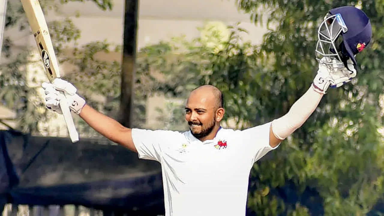 ಪೃಥ್ವಿ ಶಾ (Prithvi Shaw) ಹೆಸರು ಮತ್ತೆ ಮುನ್ನಲೆಗೆ ಬಂದಿದೆ. ಈ ಬಾರಿ ಅವರು ಸುದ್ದಿಯಾಗಿರುವುದು ಭರ್ಜರಿ ಬ್ಯಾಟಿಂಗ್ನಿಂದ ಎಂಬುದು ವಿಶೇಷ. ಕಳೆದ ಕೆಲ ವರ್ಷಗಳಿಂದ ಕಳಪೆ ಫಾರ್ಮ್ ಹಾಗೂ ವಿವಾದಗಳಿಂದ ಸುದ್ದಿಯಲ್ಲಿದ್ದ ಪೃಥ್ವಿ ಇದೀಗ ಮತ್ತೆ ತಮ್ಮ ಅಬ್ಬರ ಶುರು ಮಾಡಿದ್ದಾರೆ.